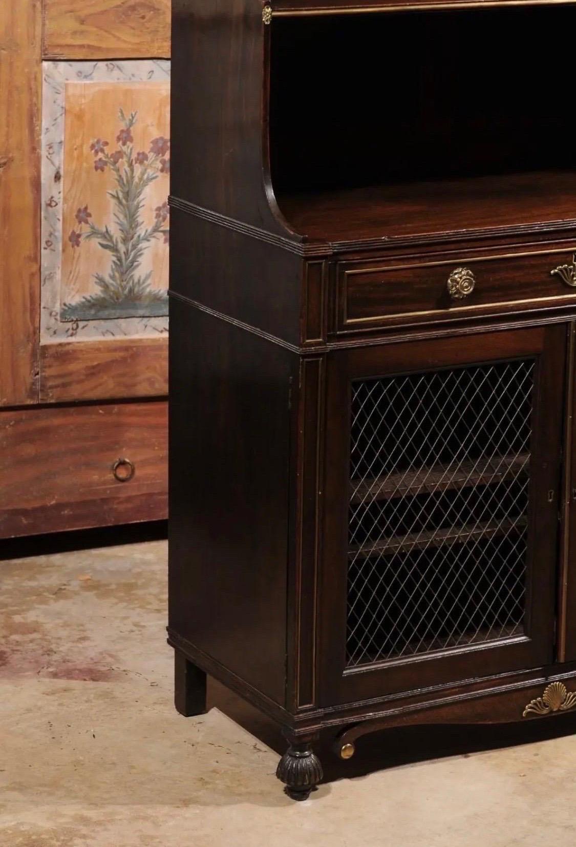 Regency Chiffonnier d'époque Régence anglaise du 19ème siècle avec accessoires en laiton en vente