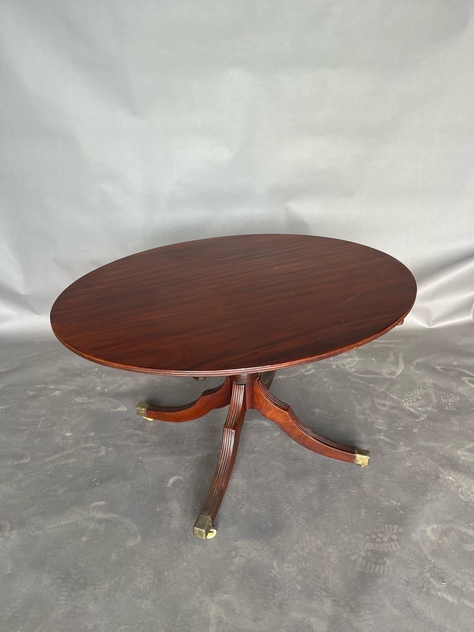 19th Century English Regency period oval mahogany breakfast table  In Good Condition For Sale In Charleston, SC
