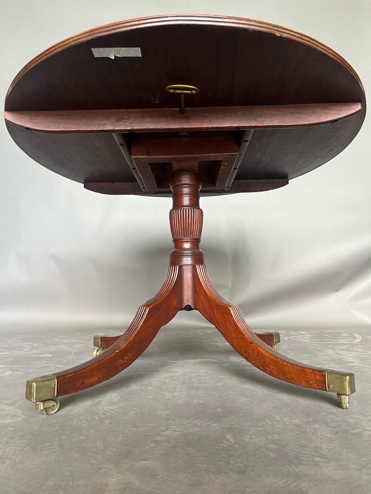 Mahogany 19th Century English Regency period oval mahogany breakfast table  For Sale