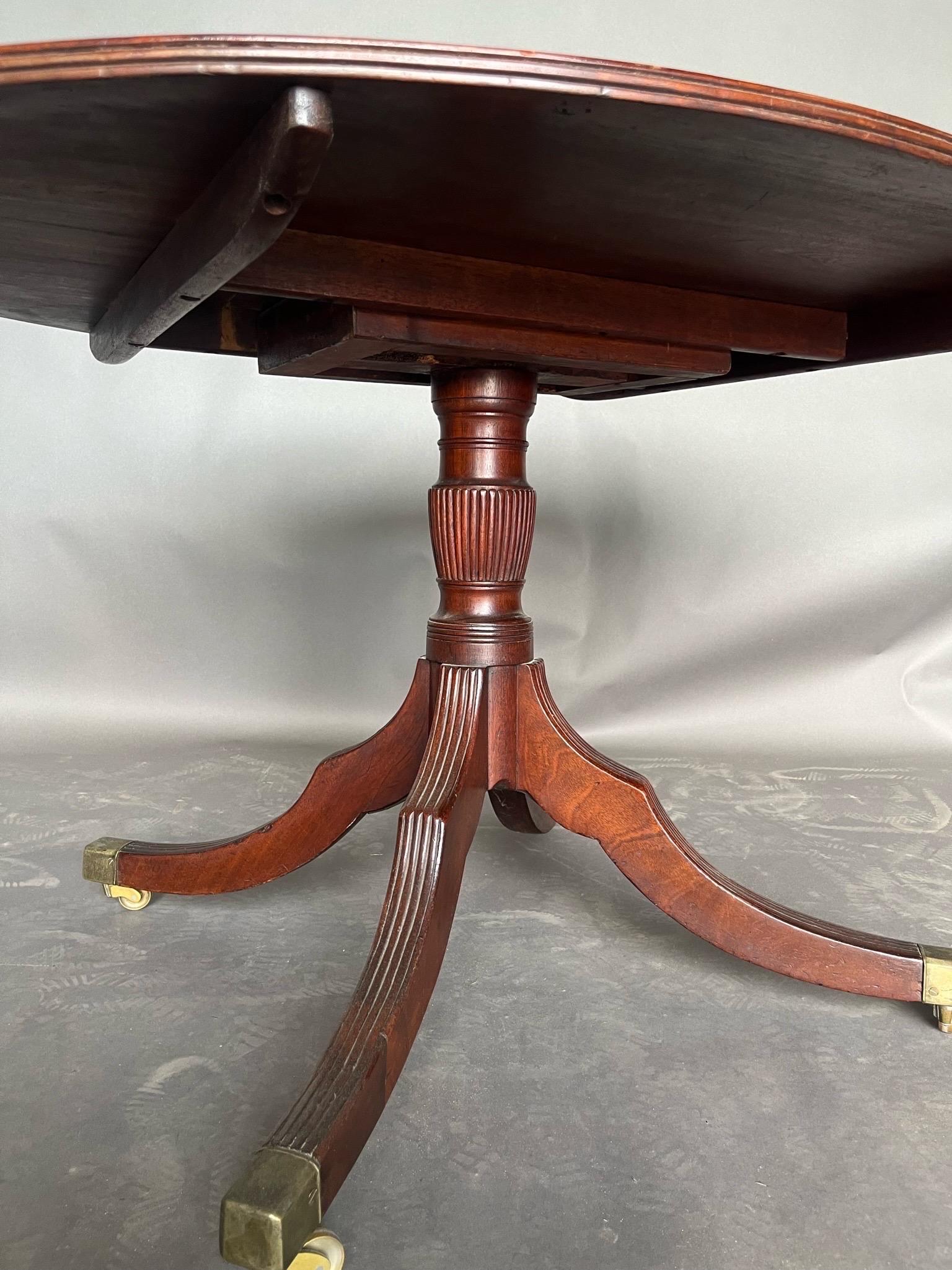 19th Century English Regency period oval mahogany breakfast table  For Sale 3