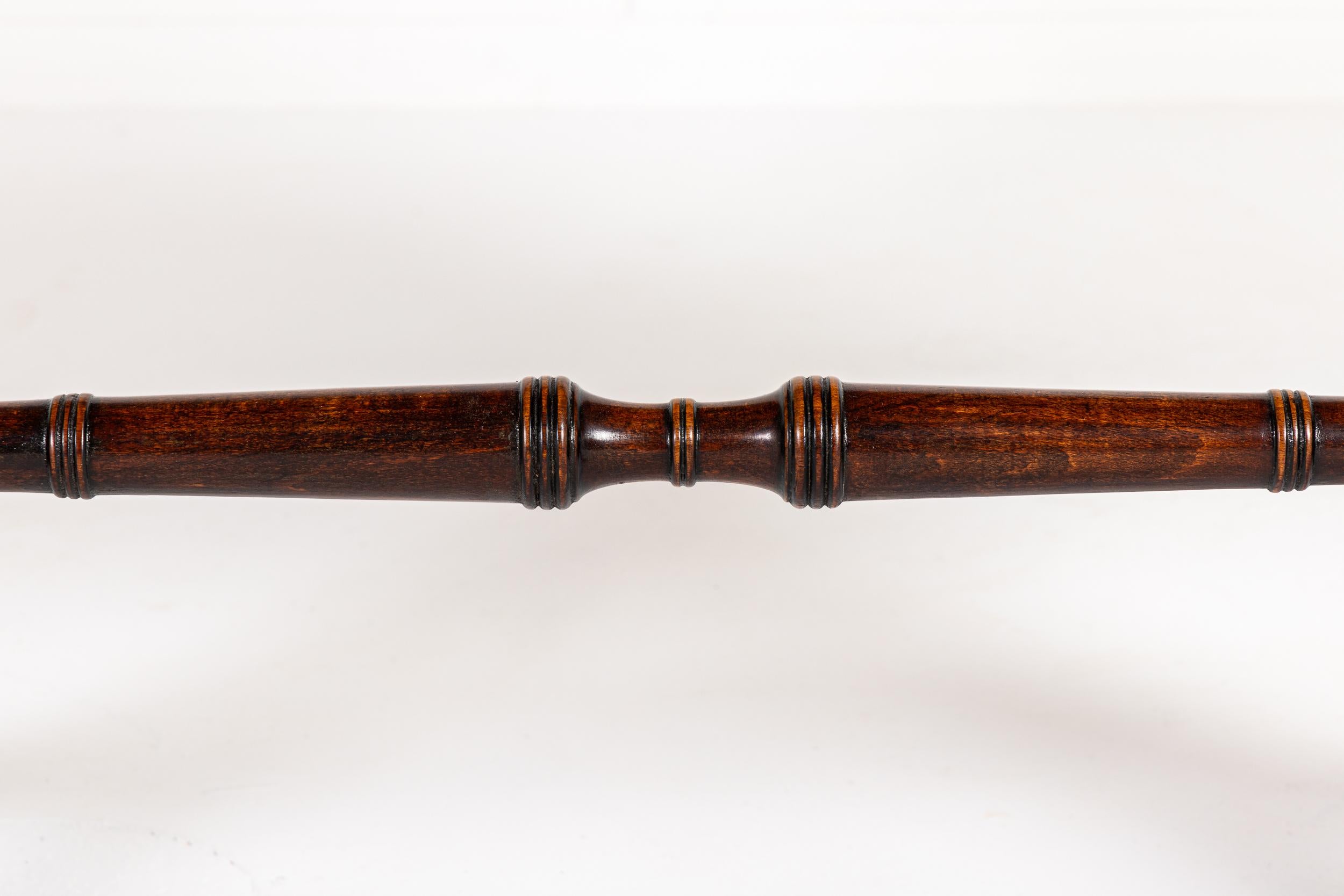 Sofisticada Mesa de Sofá de Palisandro y Latón con Incrustaciones del Periodo de Regencia Inglés del Siglo XIX, con Ruedas en Forma de Cabeza de León.

Esta interesante mesa fue fabricada claramente por un ebanista de moda en la época de la