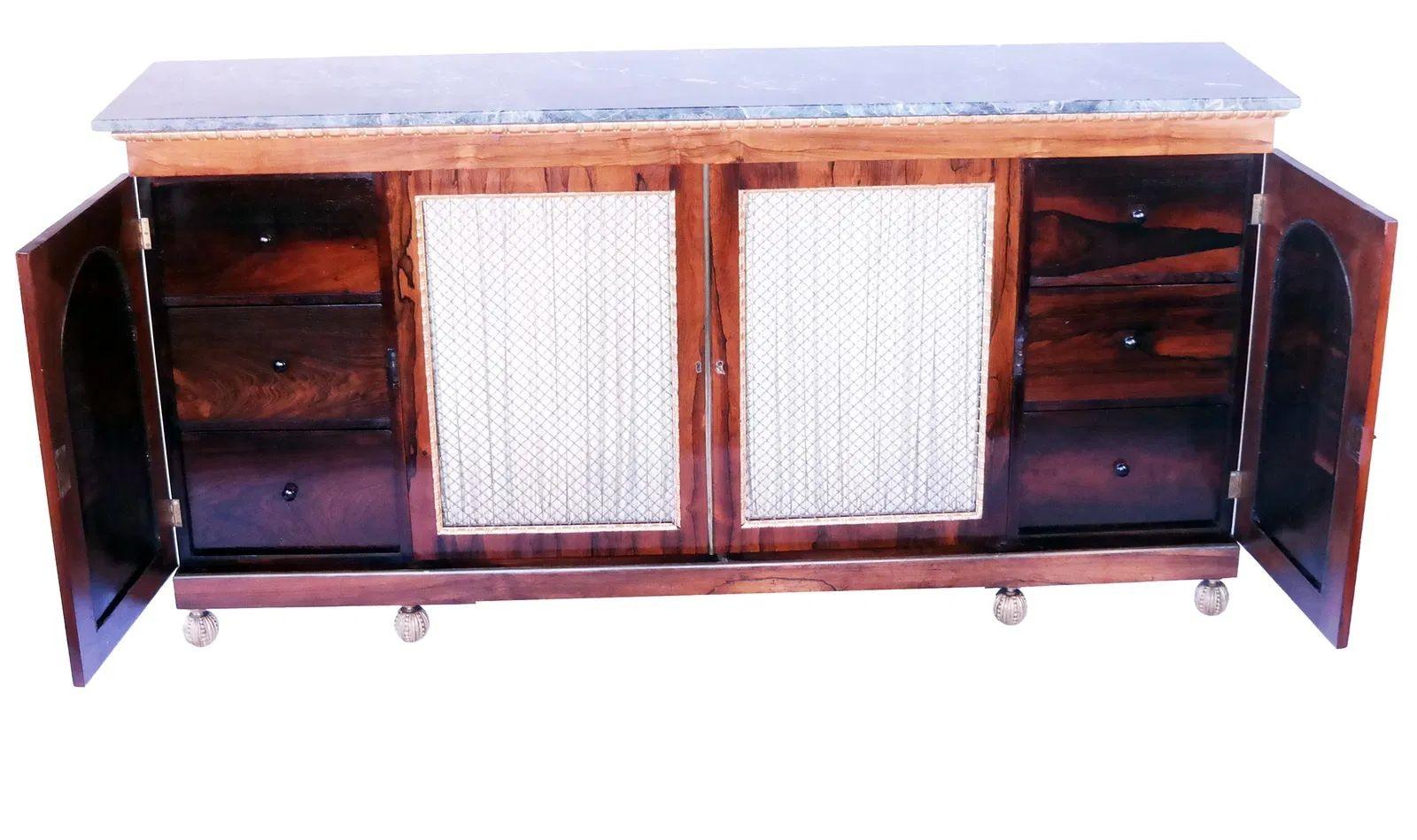 Un'elegante credenza in legno di palissandro in stile Regency inglese del XIX secolo, che mostra una squisita lavorazione artigianale e un'eleganza senza tempo. Il pezzo è dotato di un lussuoso piano in marmo, che si integra magnificamente con le