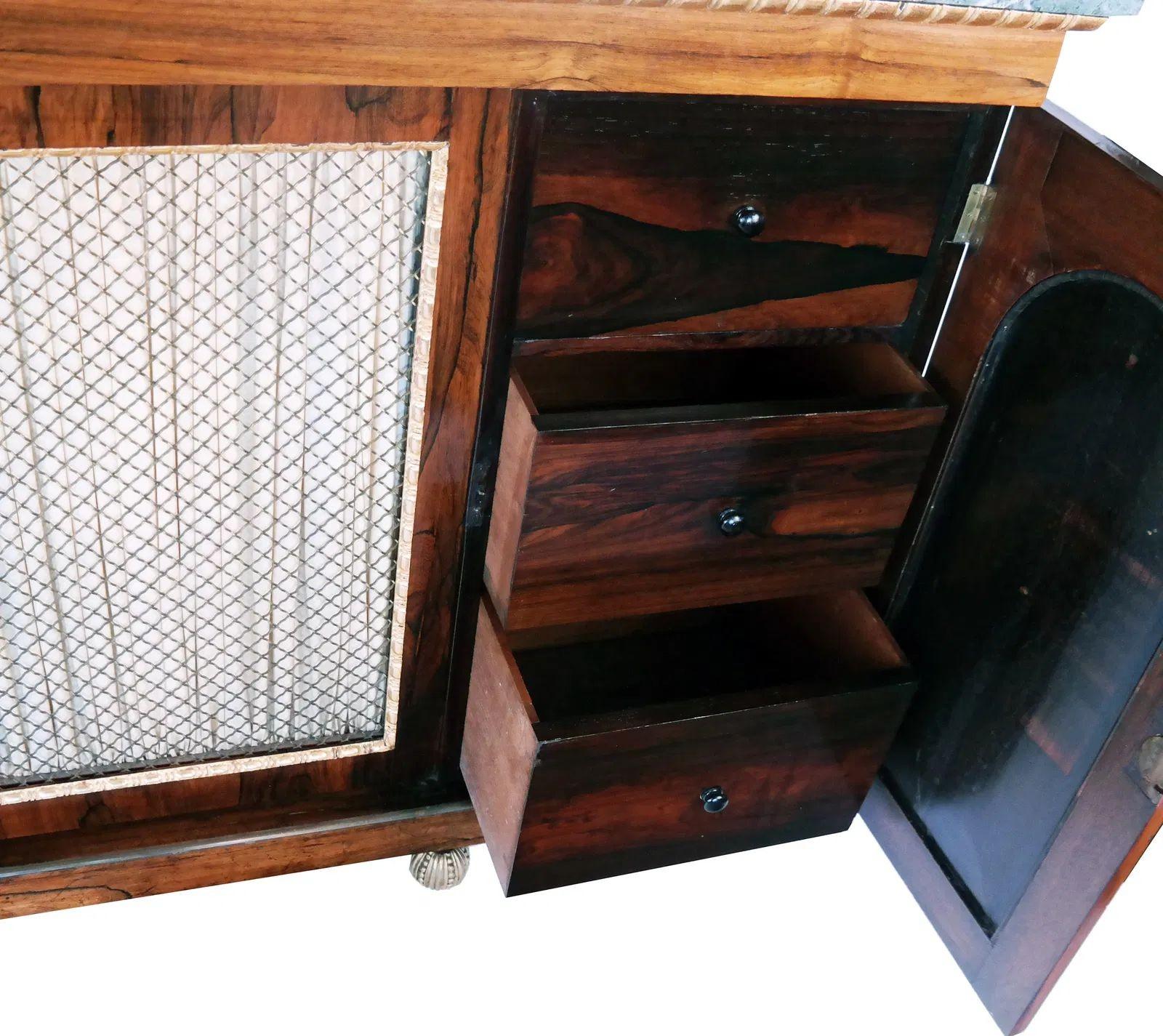 Credenza inglese Regency del XIX secolo in palissandro con piano in marmo In condizioni buone in vendita a Los Angeles, CA