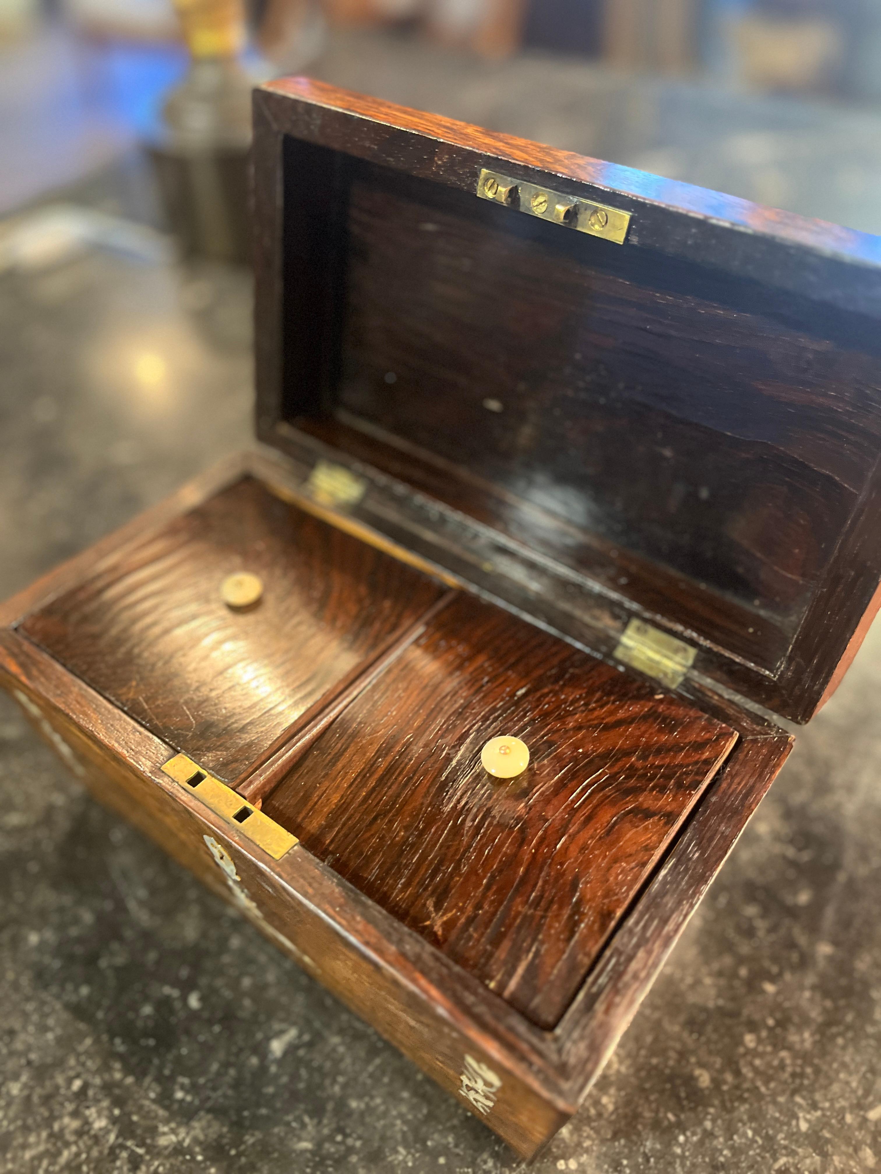 19th Century English Regency Rosewood & Mother of Pearl Tea Caddy In Good Condition For Sale In Scottsdale, AZ