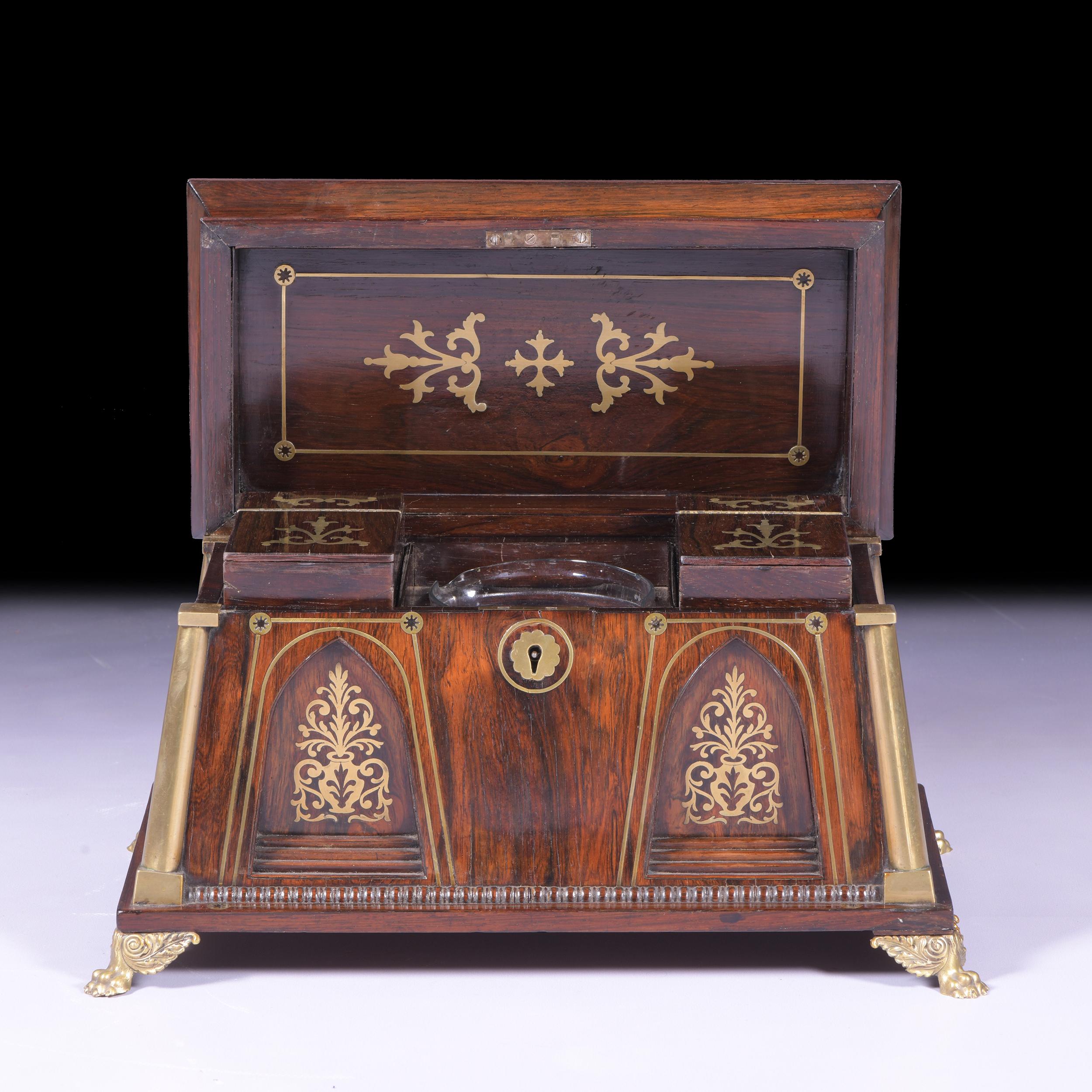 Incrusté Boîte à thé en forme de sarcophage de style Régence anglaise du 19ème siècle en vente