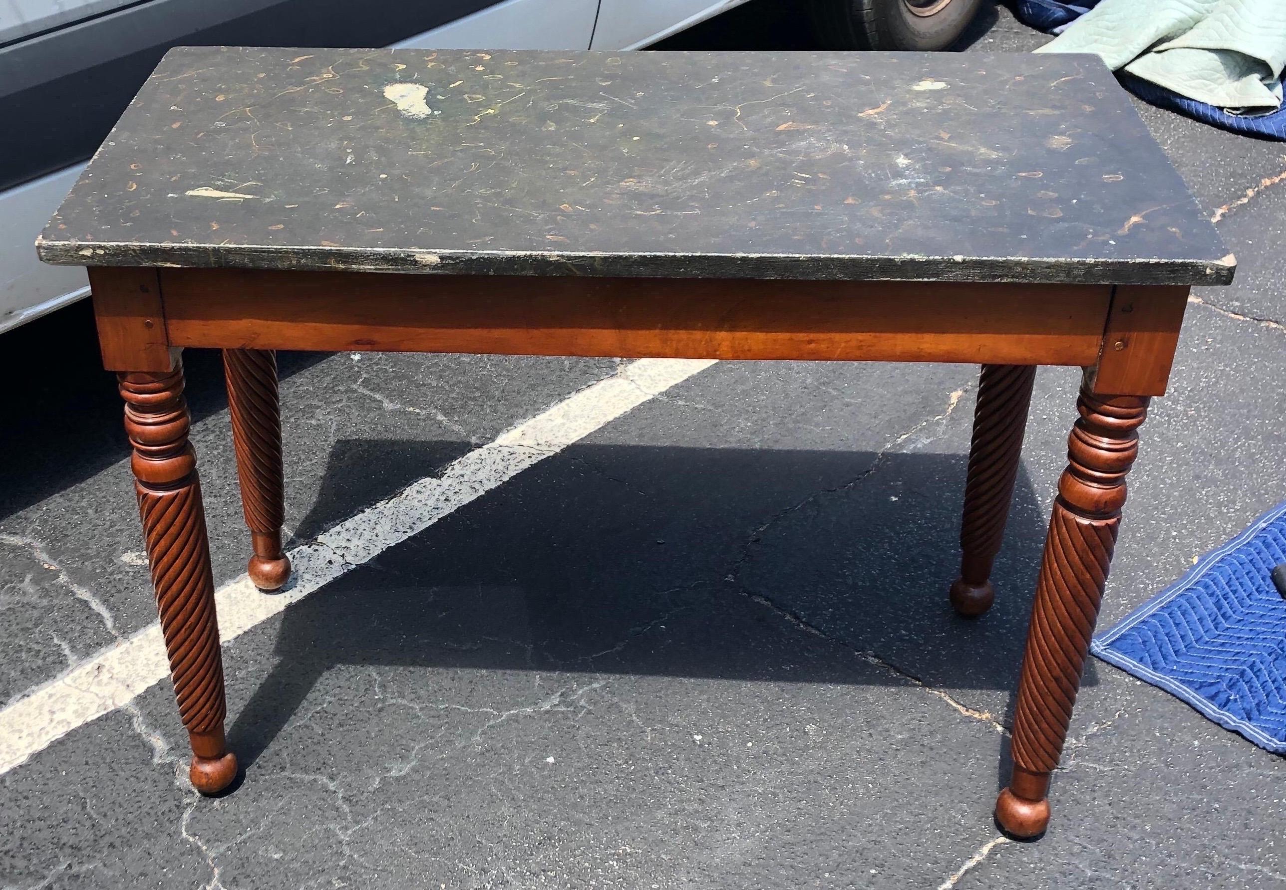 englischer Regency-Tisch mit Schieferplatte aus Mahagoni des 19 im Zustand „Gut“ im Angebot in Charleston, SC
