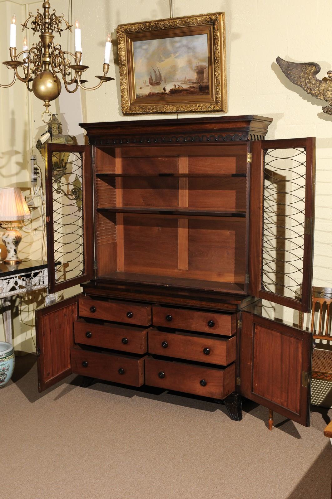 Regency Bibliothèque/armoire en bois de rose de style Régence anglaise du 19ème siècle avec accents dorés en vente
