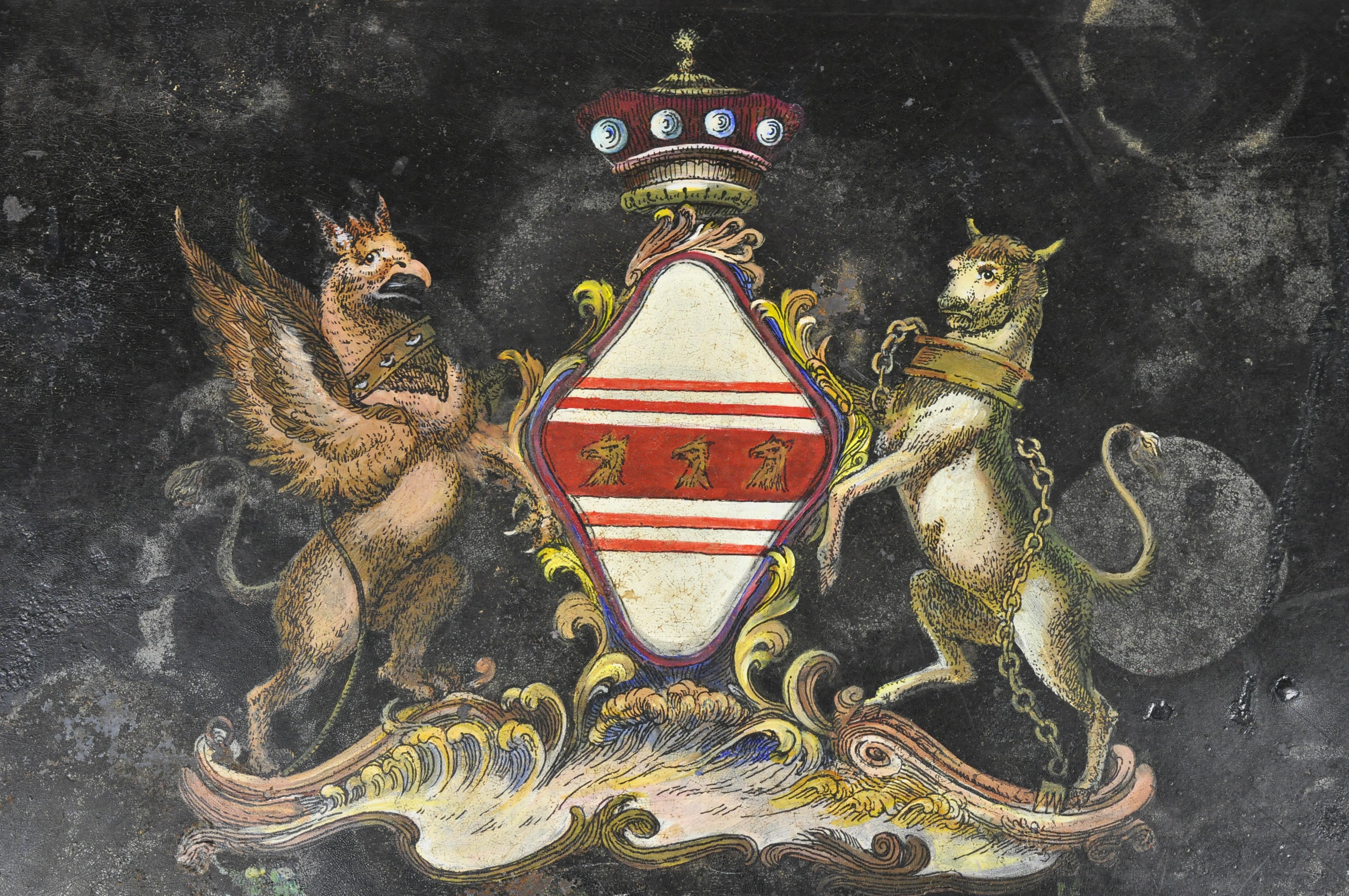 19e siècle Régence anglaise Tole Metal Toleware plateau peint à la main couronne bouclier. L'article présente des détails peints à la main sur toute la surface, avec un bouclier, une couronne, un cheval et un aigle au centre, une finition