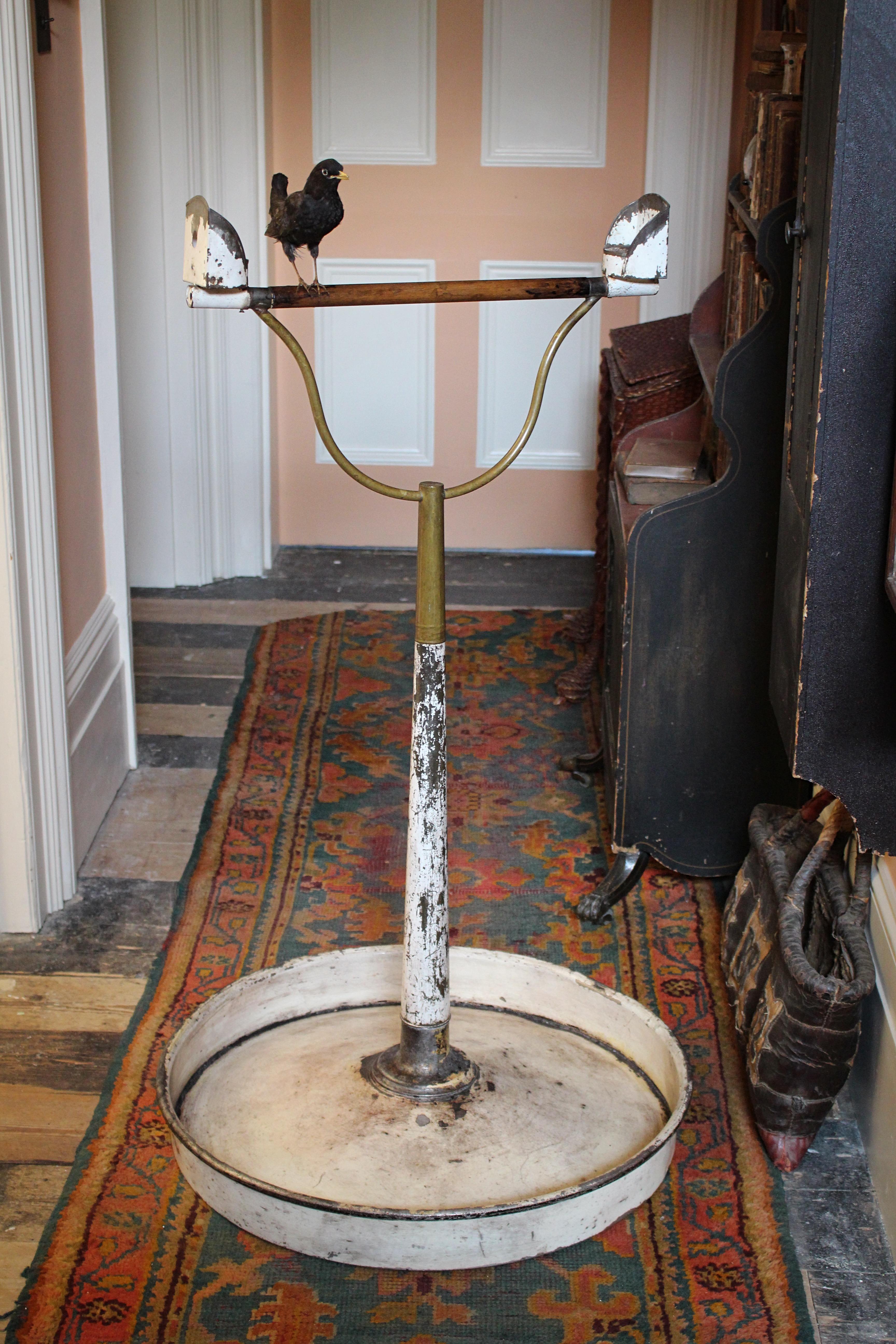 Stand à oiseaux pour perroquets en laiton et faïence de style Régence anglaise du 19e siècle en vente 3