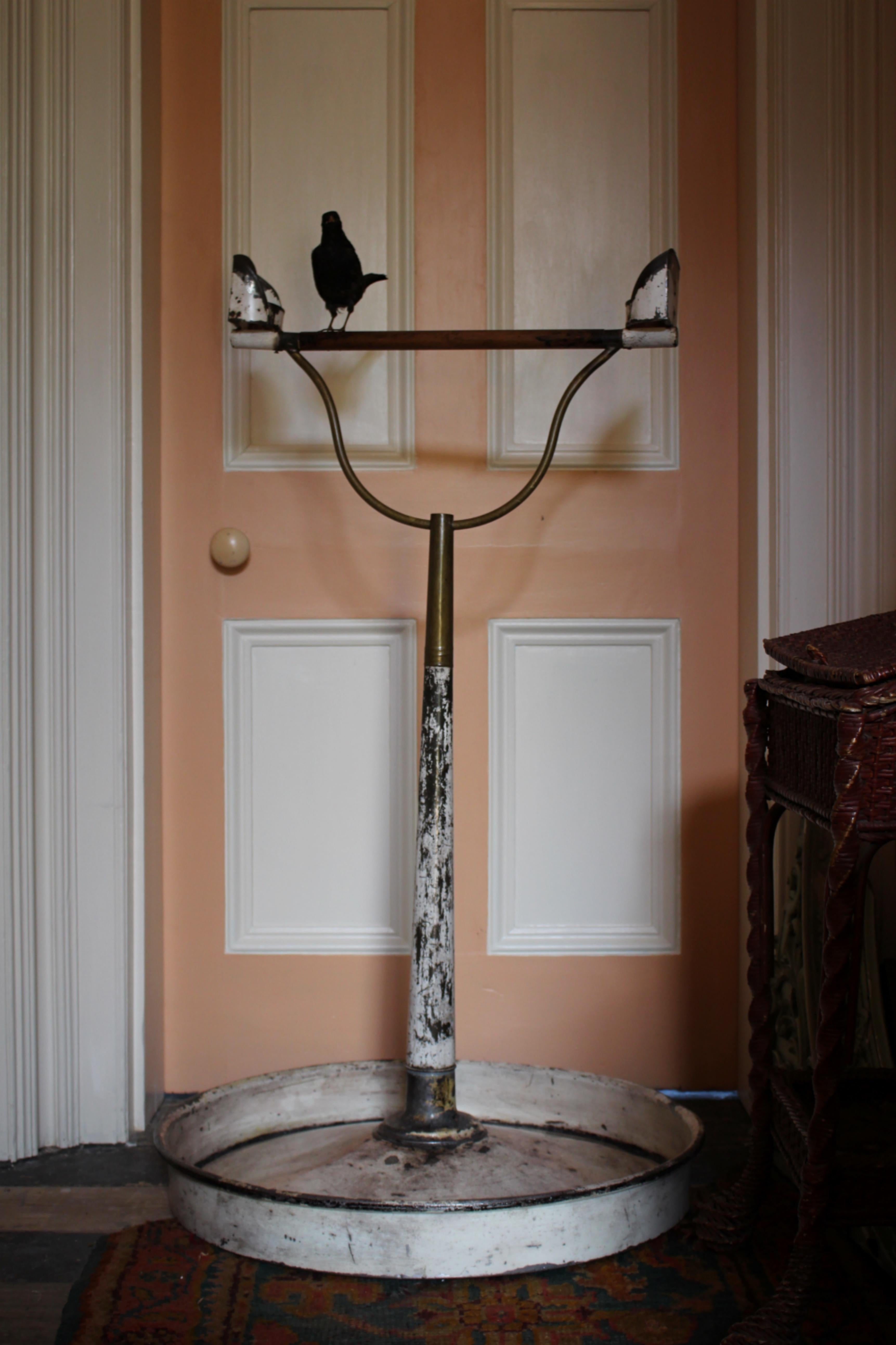 Stand à oiseaux pour perroquets en laiton et faïence de style Régence anglaise du 19e siècle en vente 1