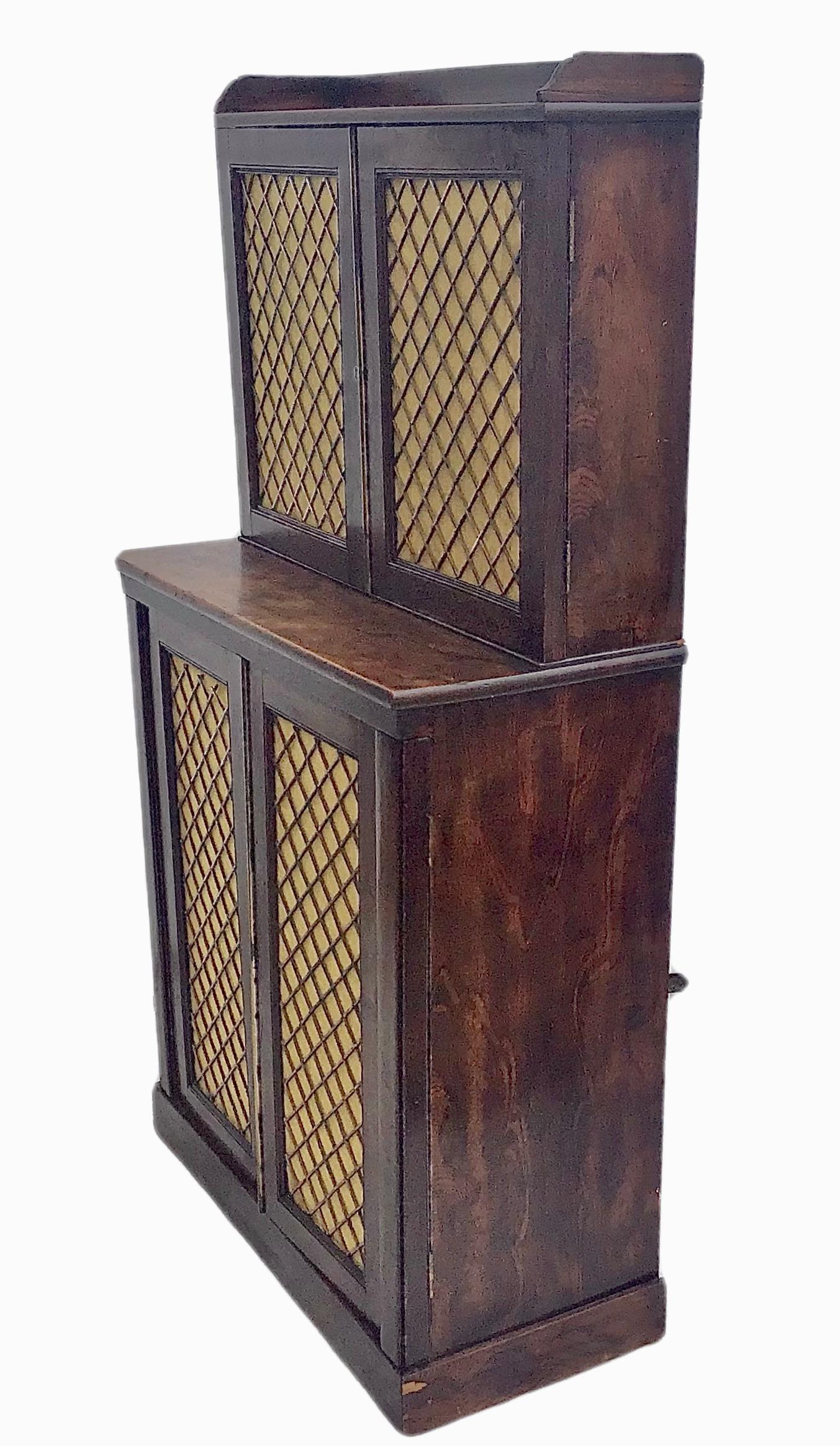 Chiffoniera a due piani Regency inglese del XIX secolo In condizioni buone in vendita a Bradenton, FL