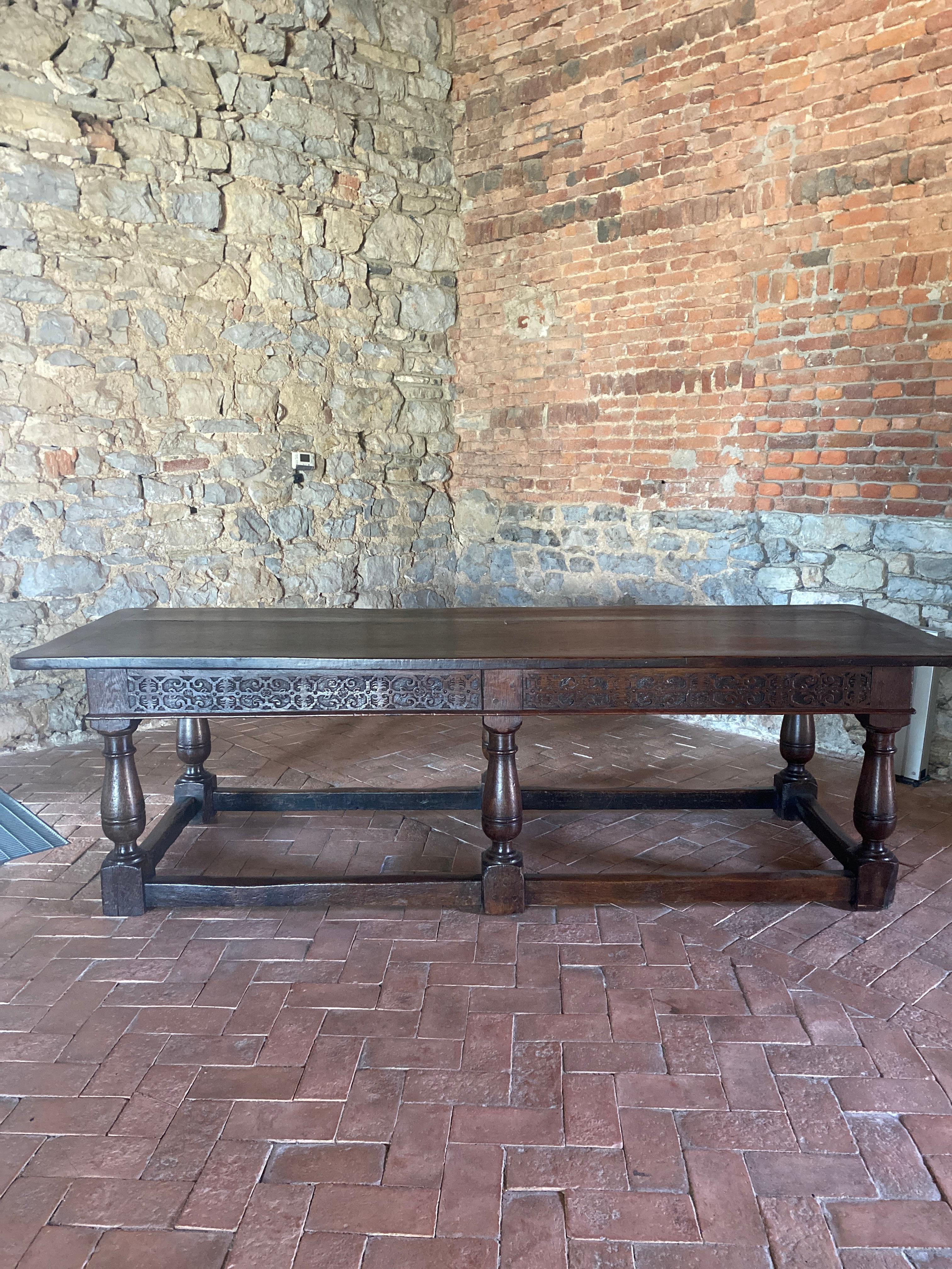 magnificent large carved console table from the 19th century English Renaissance in oak, carving work in the crosspieces, 6 large legs with a spacer at the bottom very nice patina with ideal properties in perfect state of conservation.