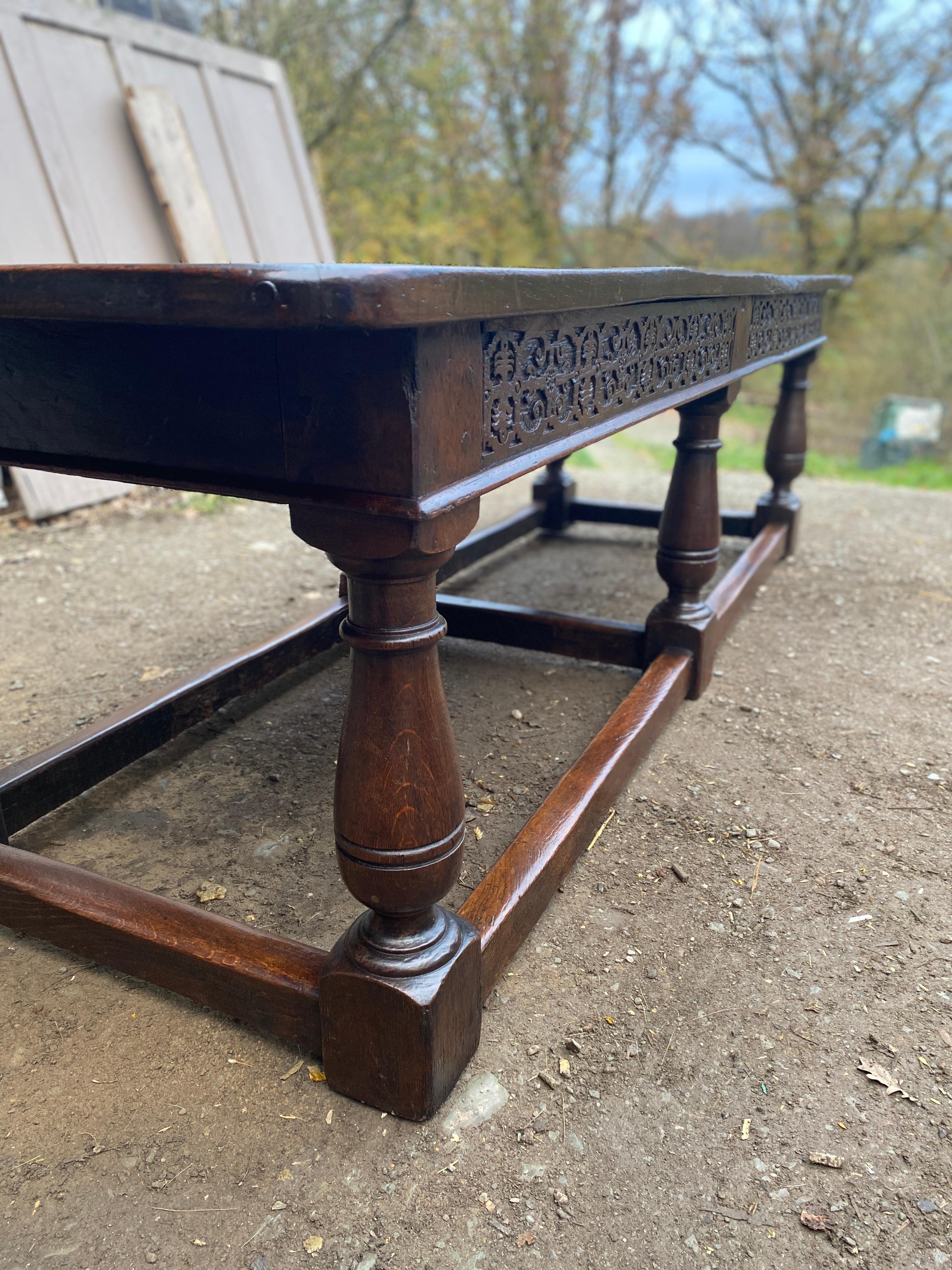 19th Century English Renaissance Console Table with 6 Large Legs In Excellent Condition In Somme-Leuze, BE