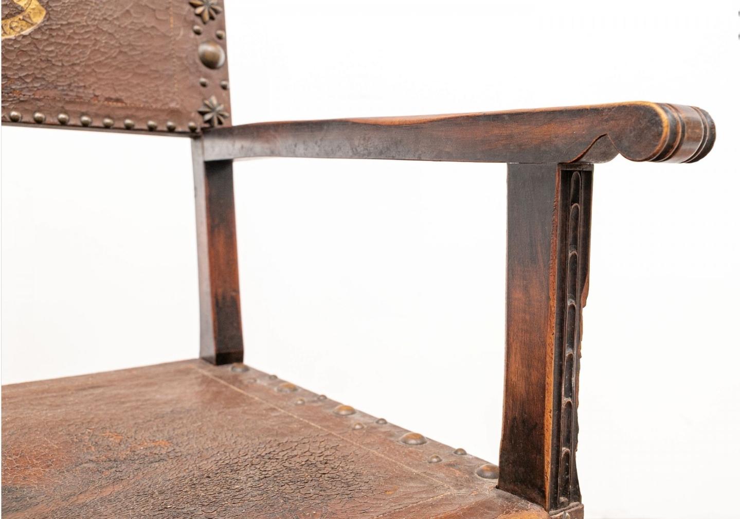 Paire de chaises de salle Renaissance anglaise en bois sculpté et cuir du 19e siècle en vente 4