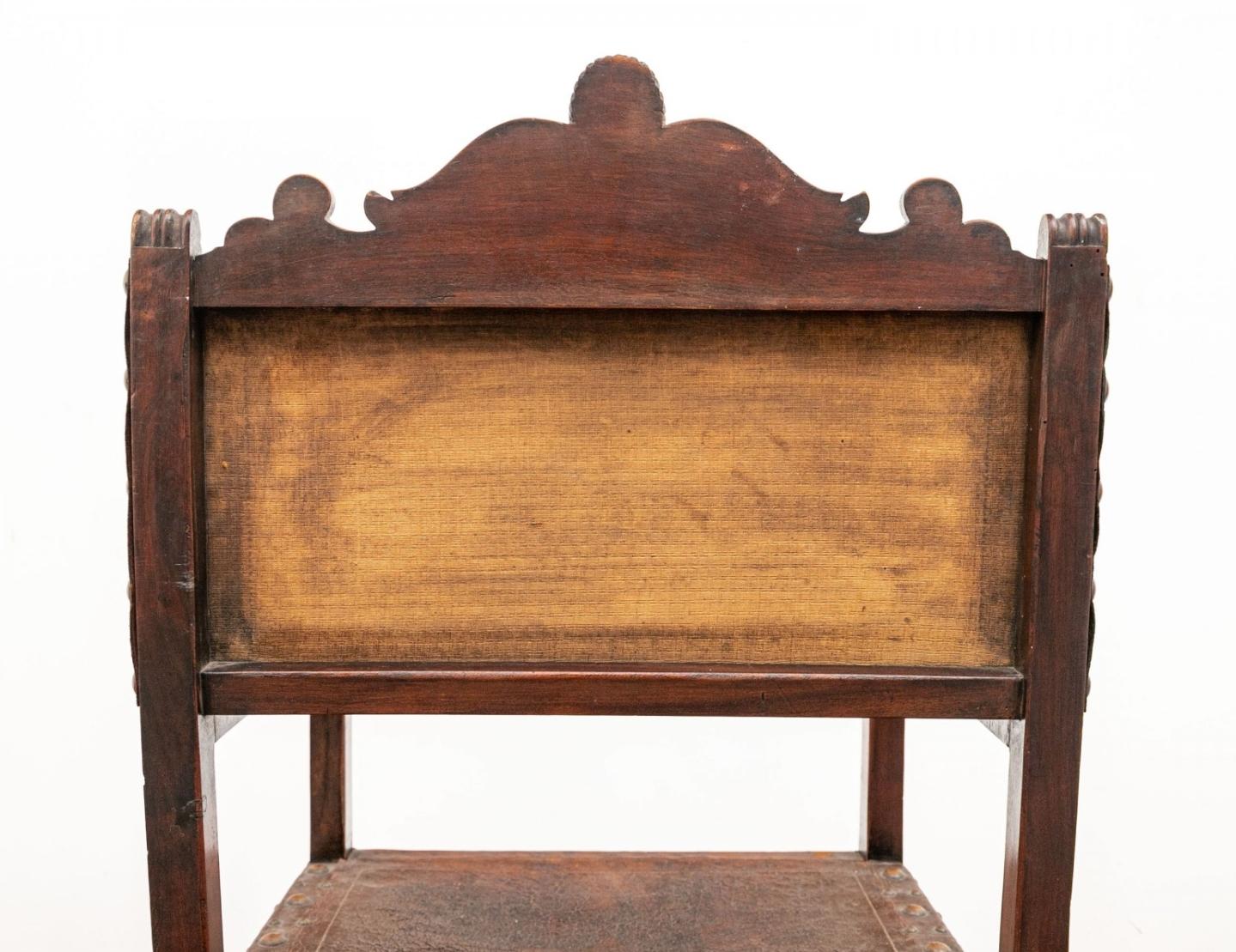 Paire de chaises de salle Renaissance anglaise en bois sculpté et cuir du 19e siècle en vente 10