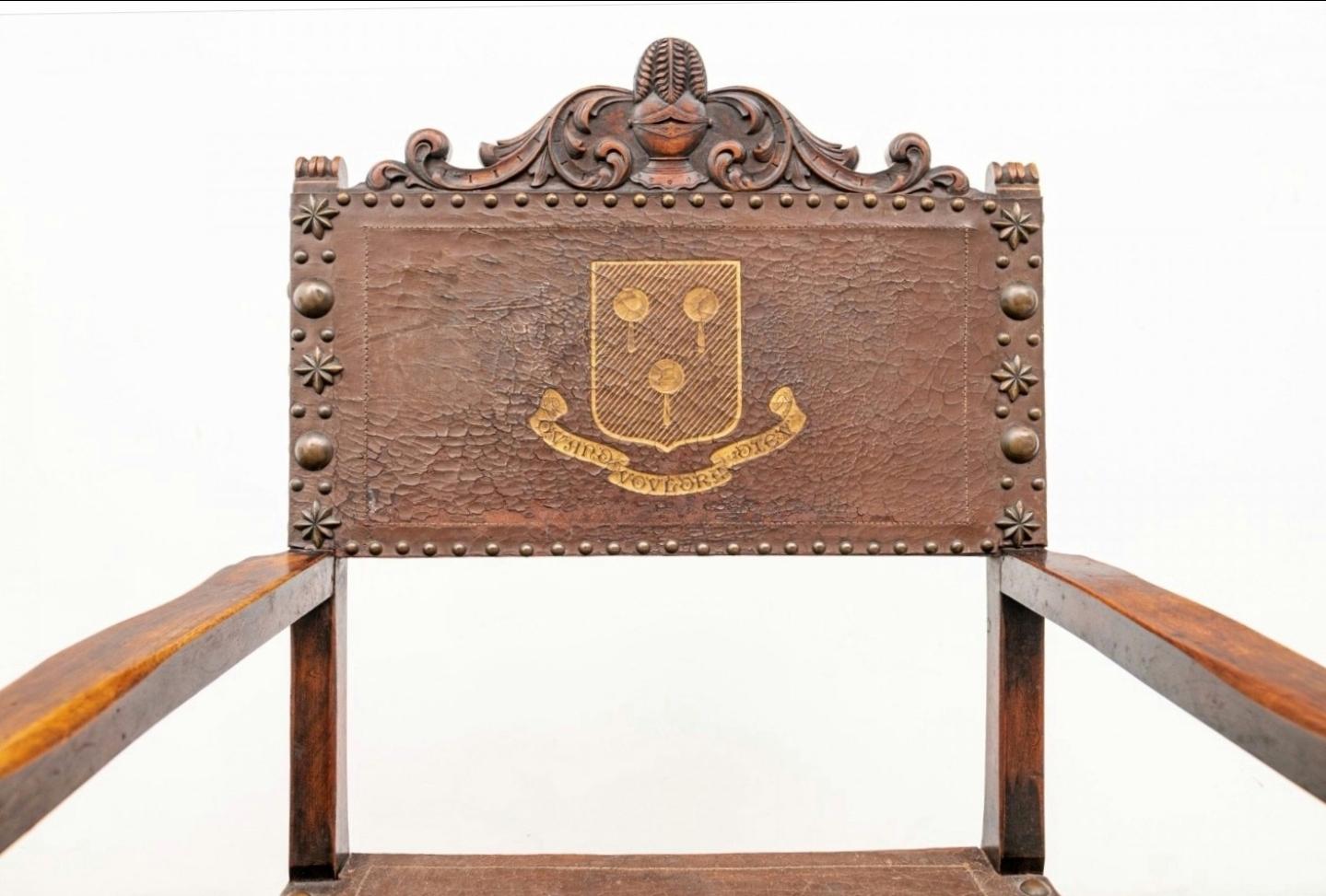 Renaissance Revival 19th Century English Renaissance Leather Carved Wood Hall Chair Pair For Sale