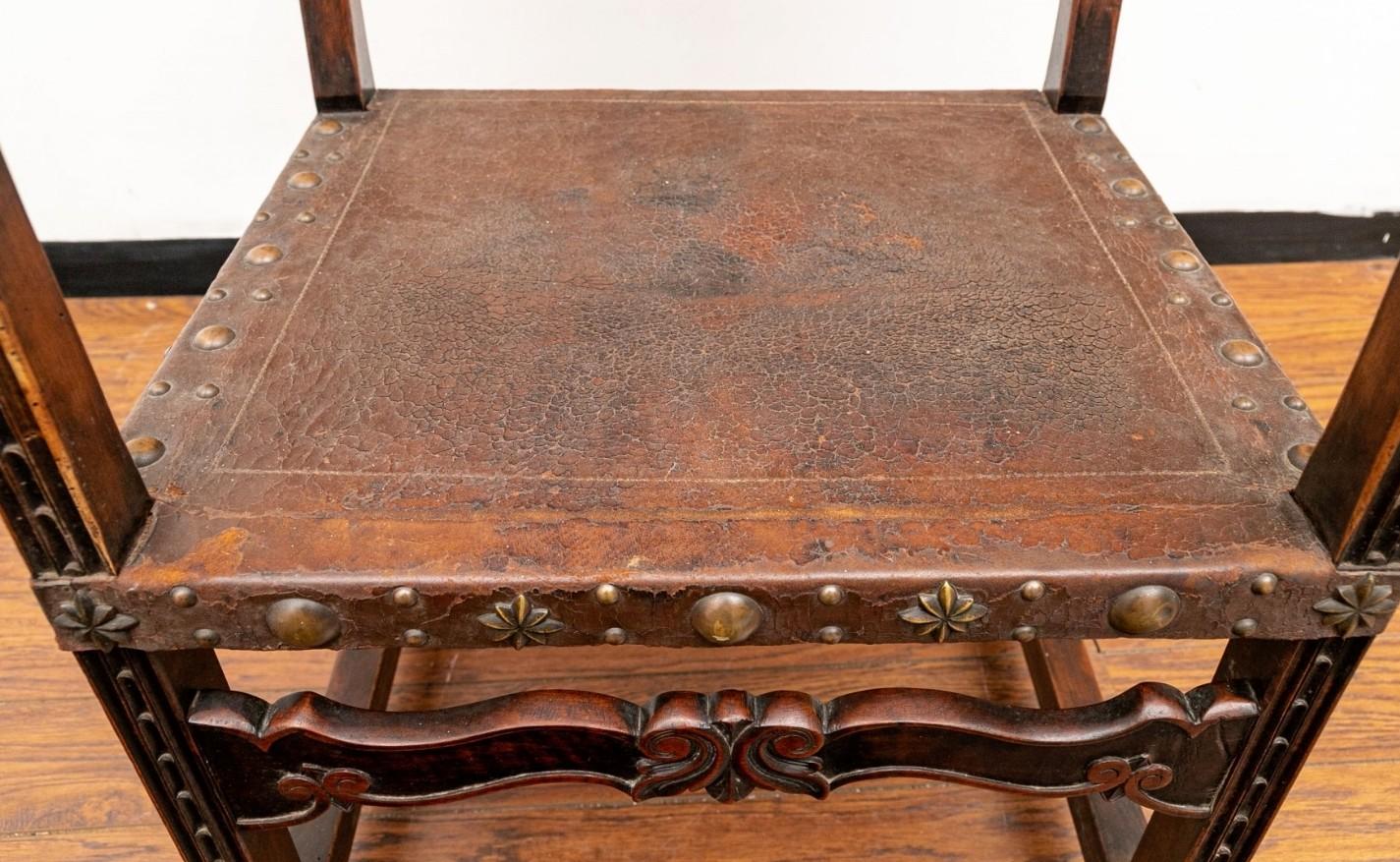 19. Jahrhundert Englisch Renaissance Leder geschnitzt Wood Hall Stuhl Paar (Handgeschnitzt) im Angebot