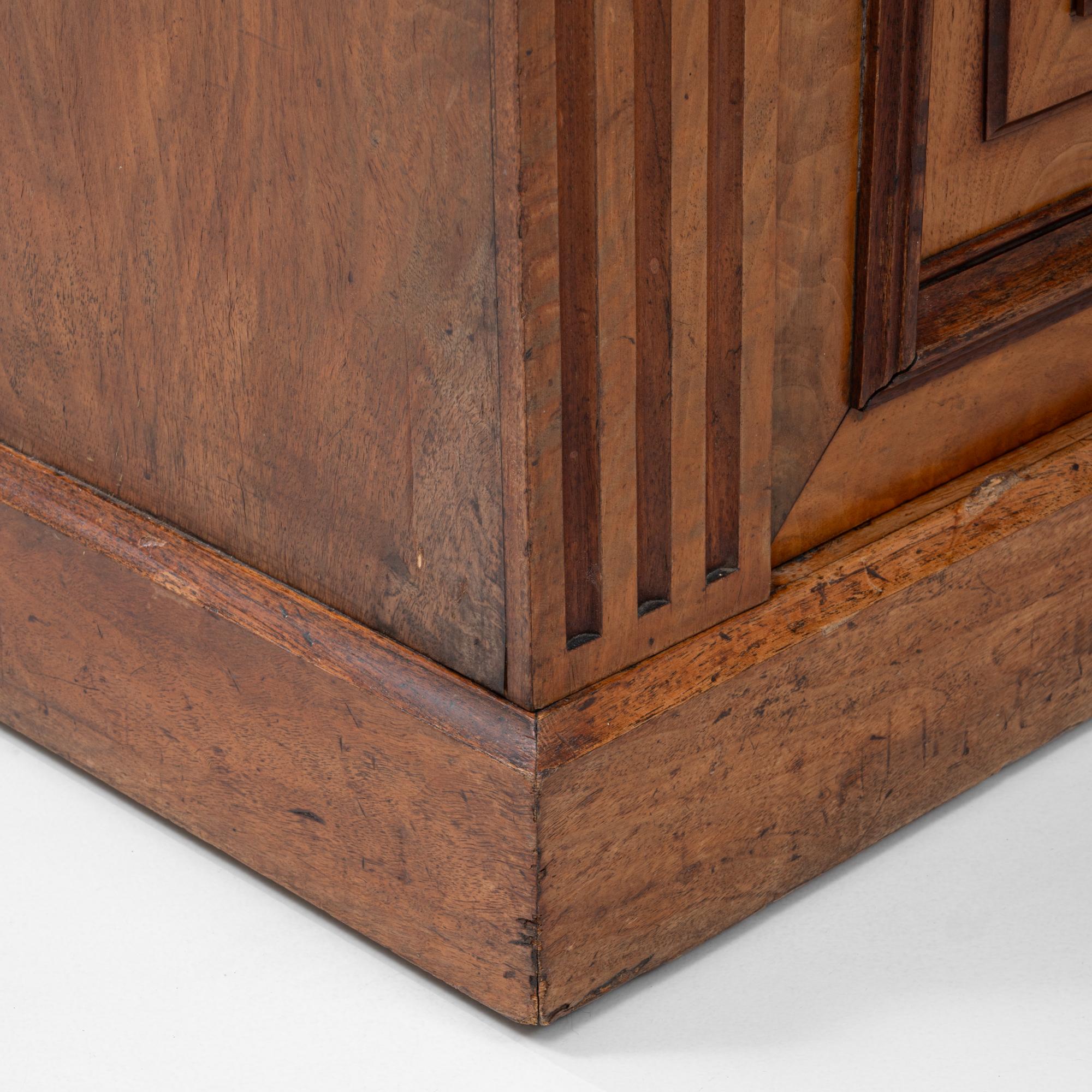 Aparador de madera renacentista inglés del siglo XIX con pátina original en venta 8