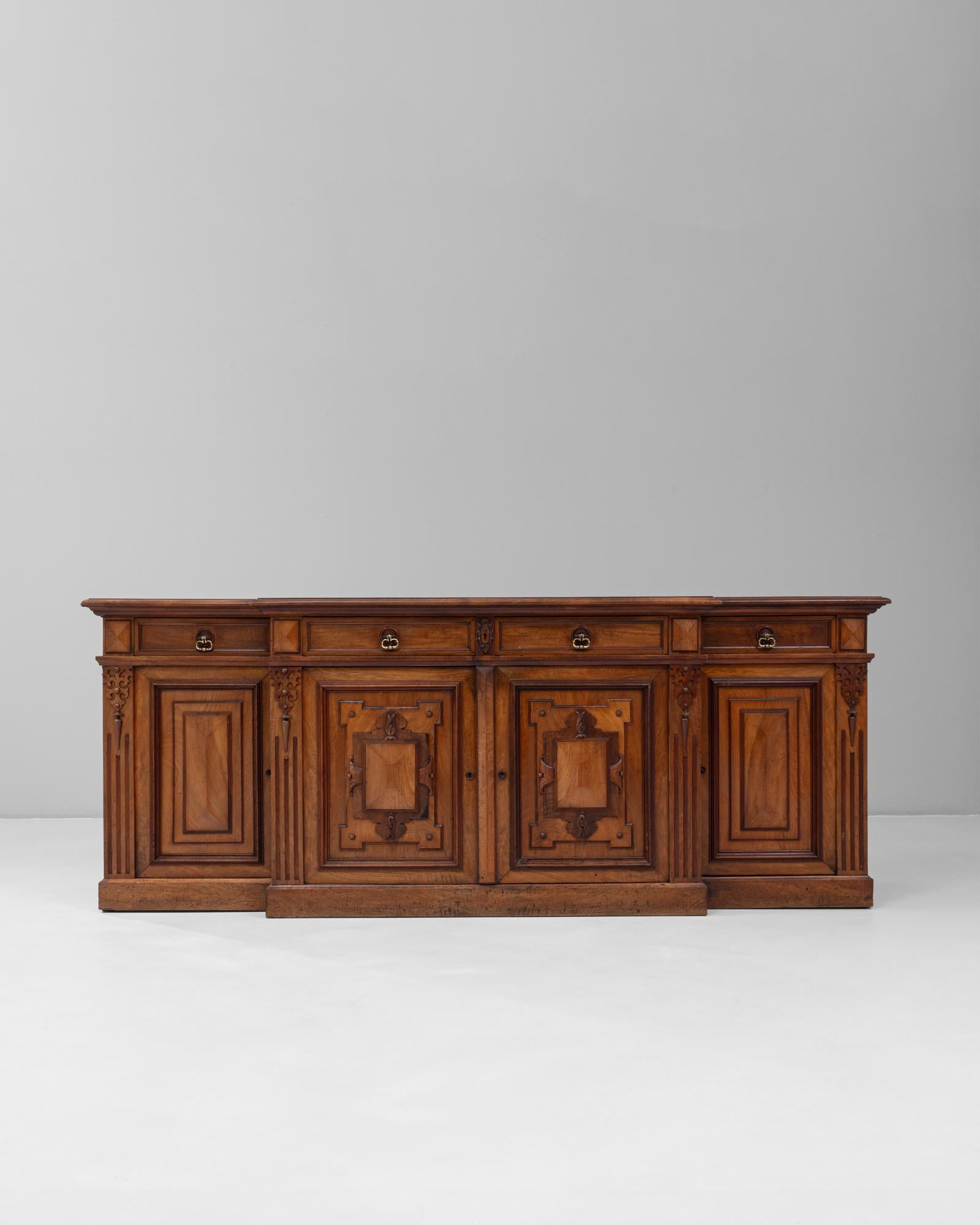 Un gran bufé renacentista inglés del siglo XIX que muestra la ornamentada artesanía de su época. Esta pieza está hecha de madera ricamente veteada con una pátina profunda y cálida que resalta su antigüedad y autenticidad. La fachada presenta puertas
