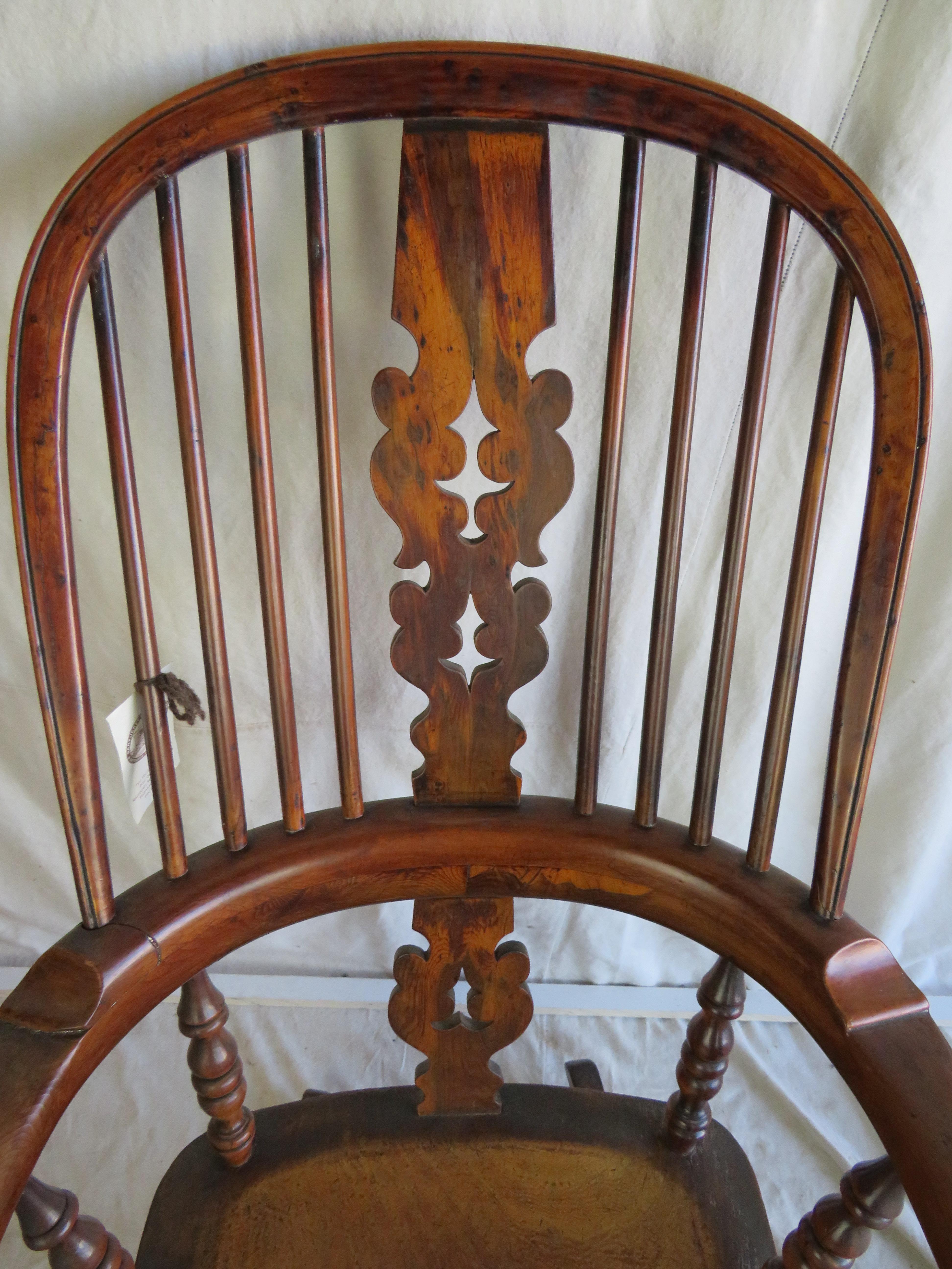 Chaise à bascule Windsor anglaise en bois d'if, avec dossier sculpté et percé d'éclisses, assise en selle et pieds joliment tournés. 