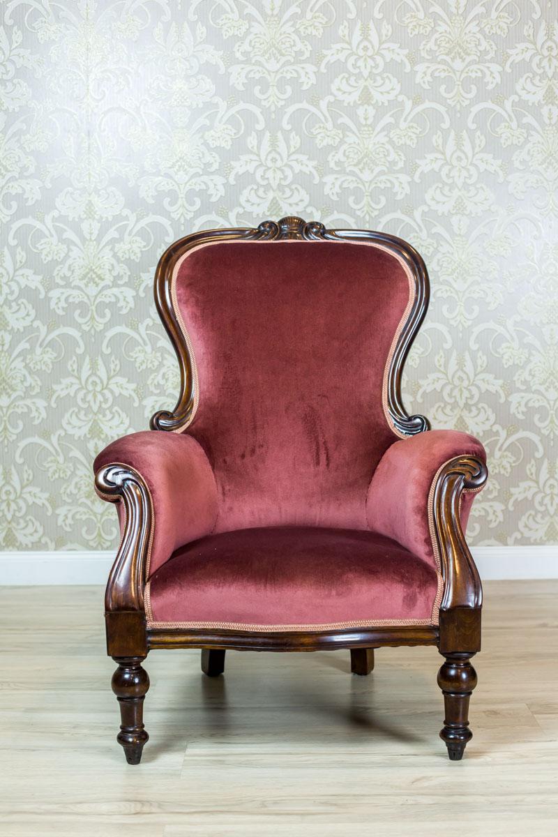 We present you this piece of furniture of a beautiful, aerodynamic profile, dated the late 19th century.
The carved rail of the armchair is made of rosewood.
The seat is on springs, softly upholstered, together with the backrest and