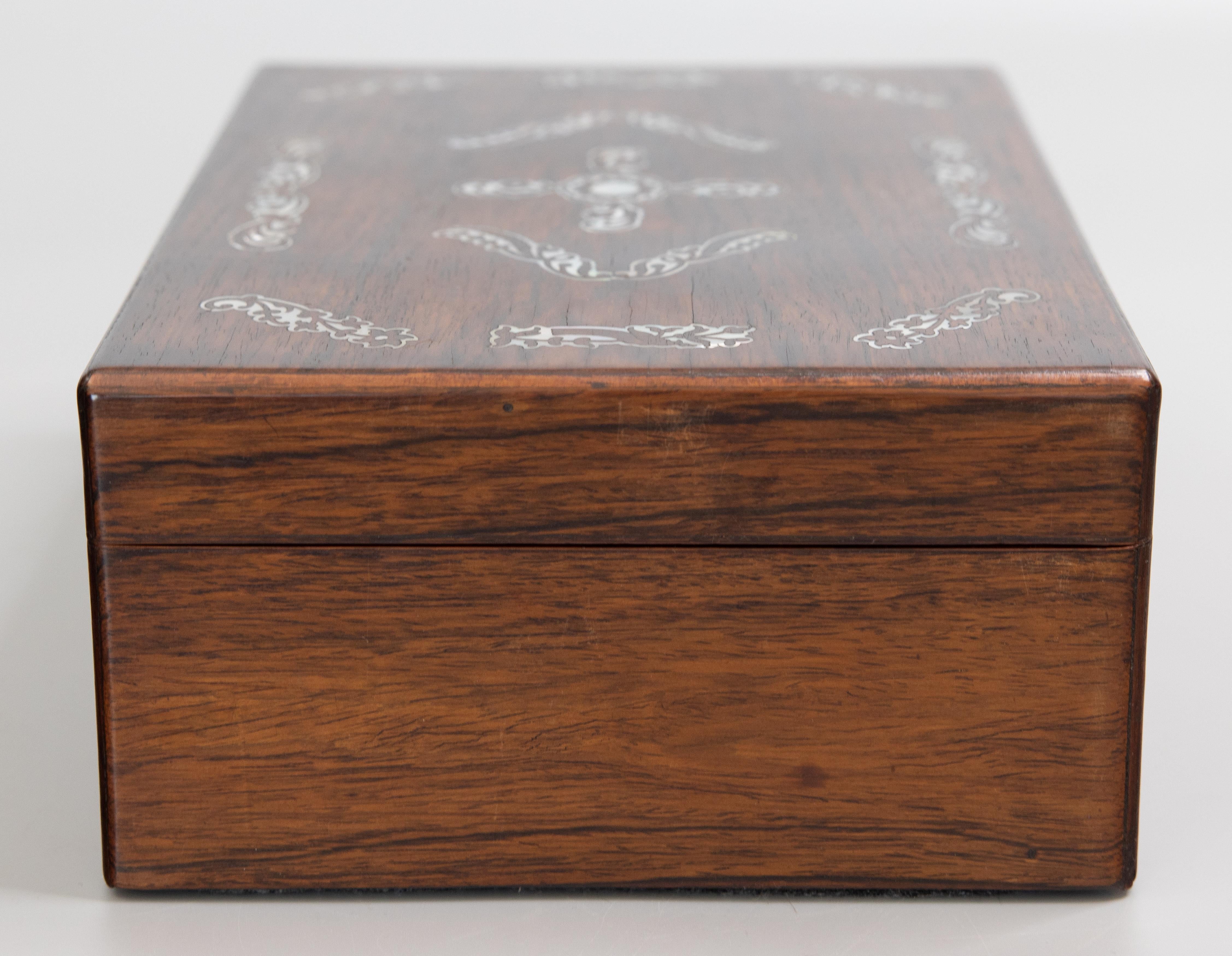 Nacre Boîte à bijoux en palissandre et nacre anglaise du 19e siècle en vente