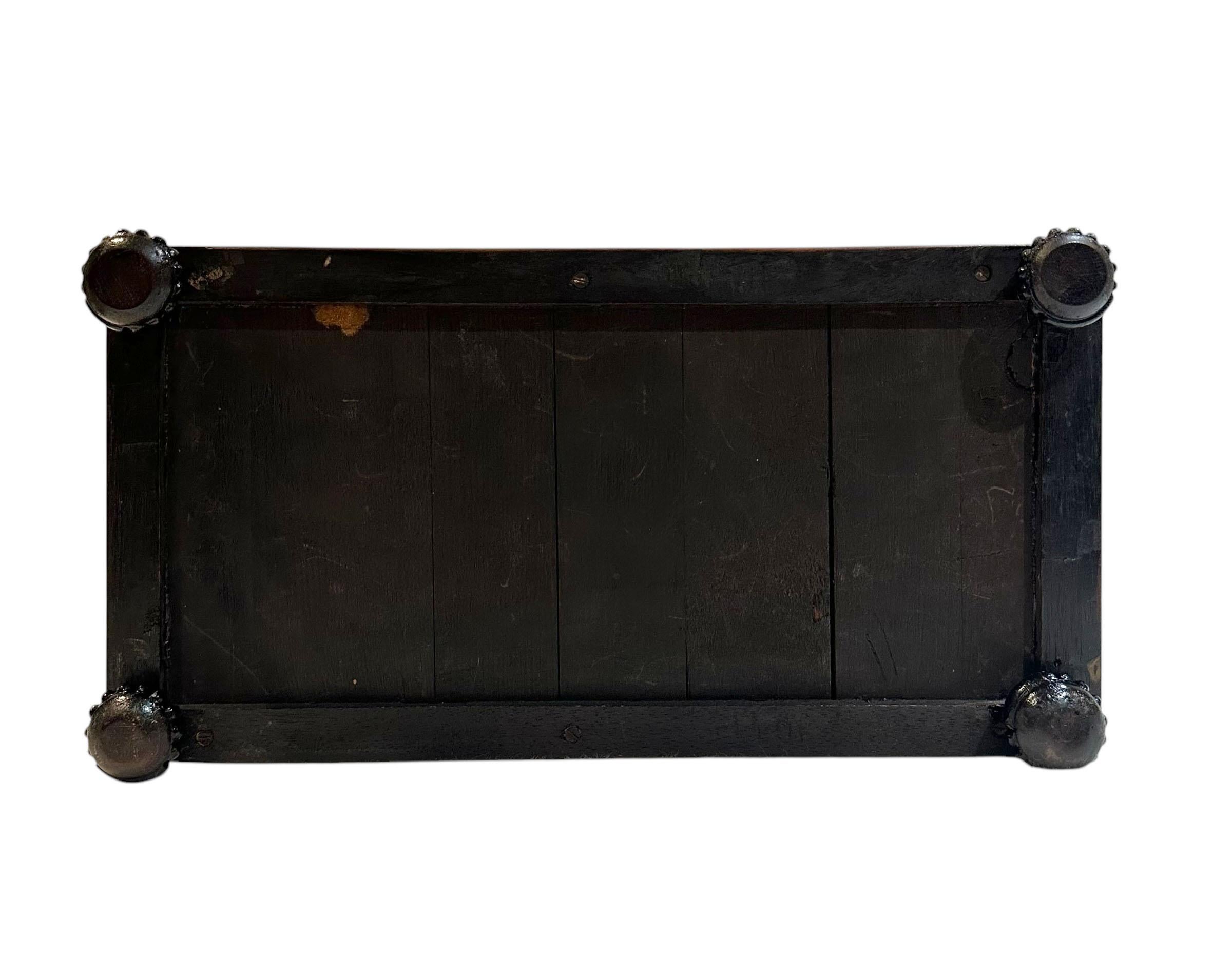 Porta tè inglese del XIX secolo in palissandro con intarsi in bronzo in vendita 4