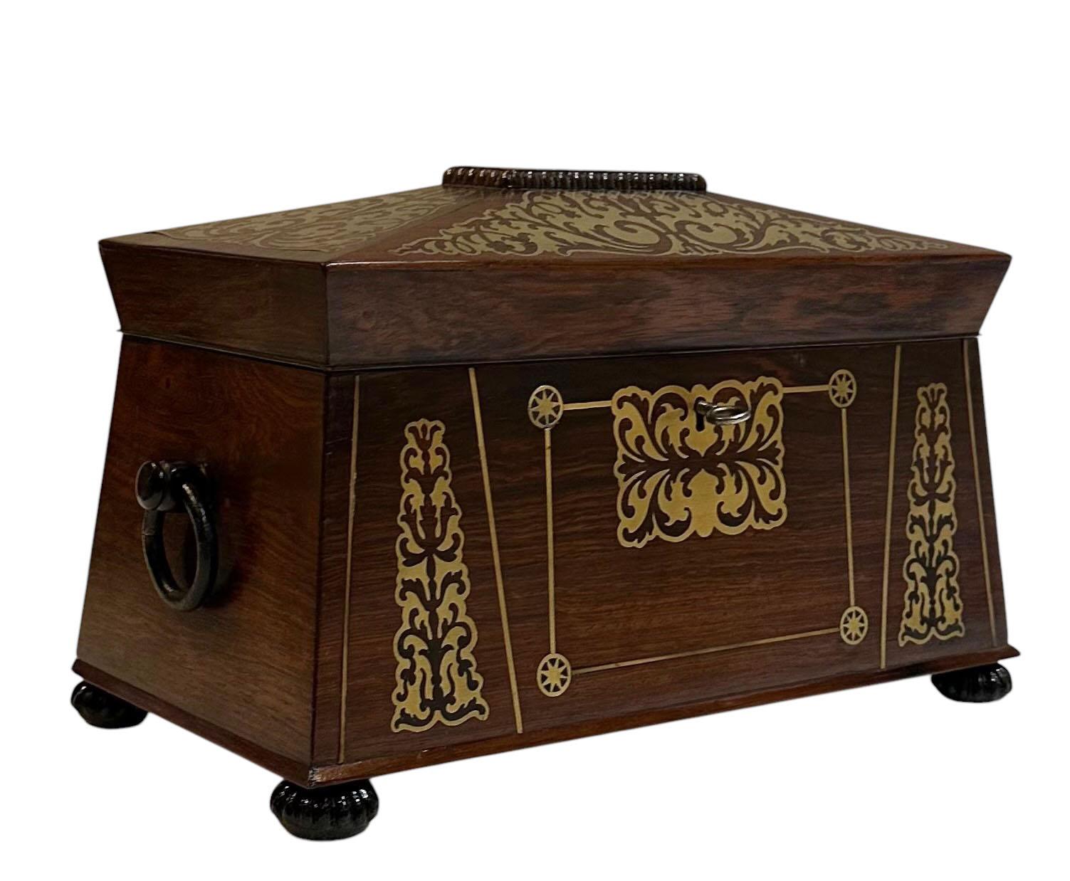 Questo squisito porta tè inglese è un capolavoro di eleganza e maestria, realizzato in ricco legno di palissandro e impreziosito da intarsi in bronzo. Poggiata su piedini di bronzo ornati, questa lussuosa scatola emana raffinatezza e fascino