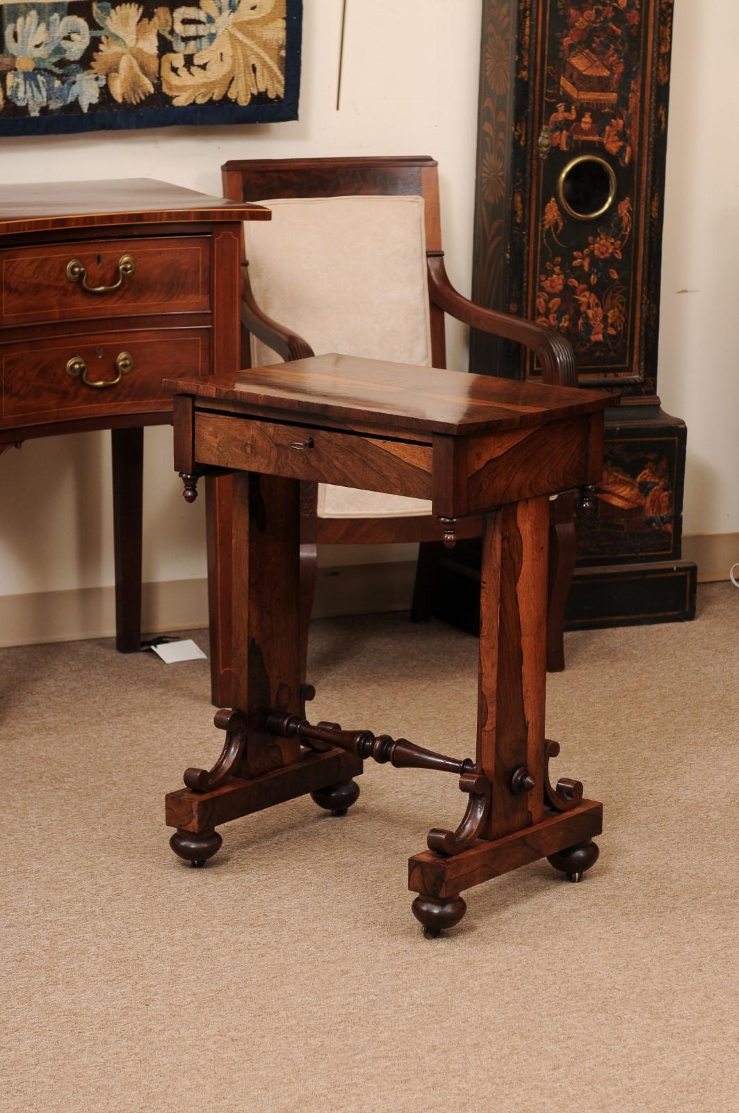 Mesa de trabajo inglesa de palisandro del siglo XIX con cajón, ca. 1840 en venta 6