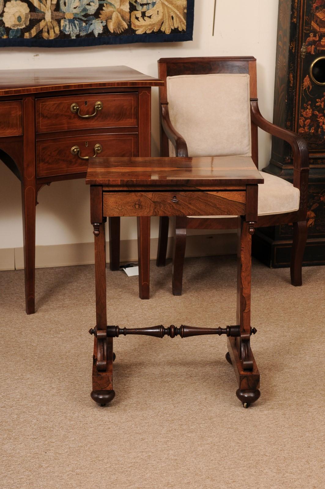 Mesa de trabajo inglesa de palisandro del siglo XIX con cajón, ca. 1840 en venta 7