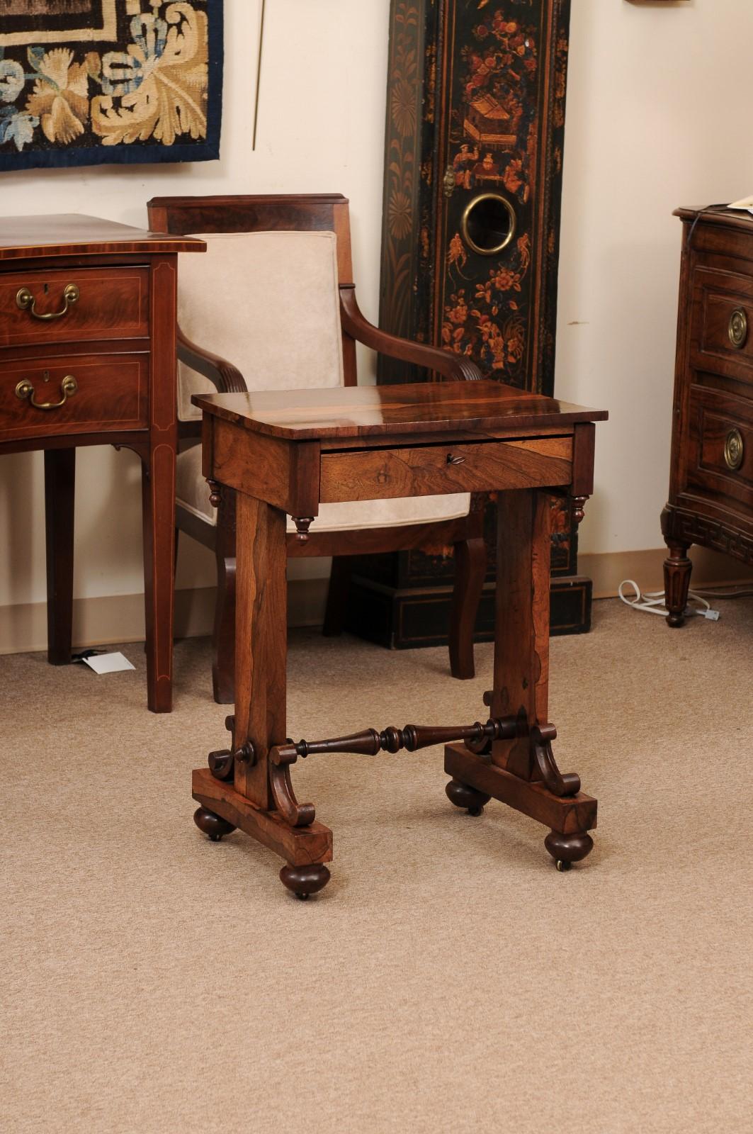 Mesa de trabajo inglesa de palisandro del siglo XIX con cajón, ca. 1840 Inglés en venta