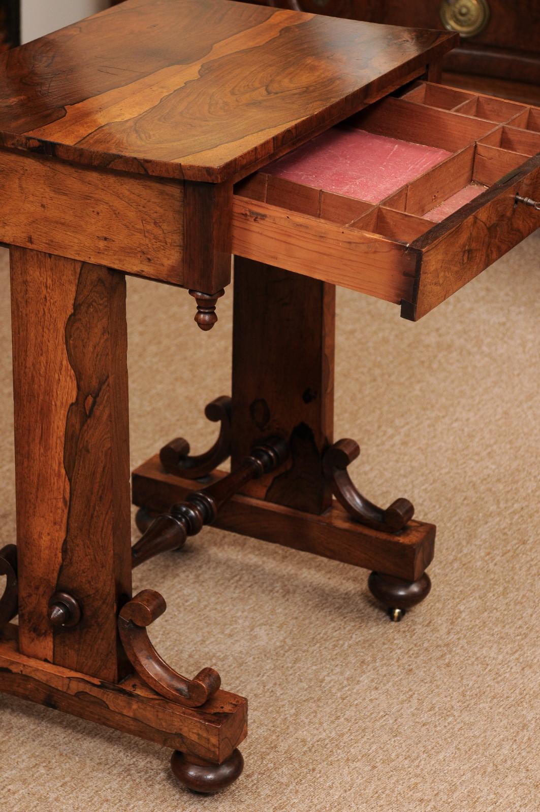Mesa de trabajo inglesa de palisandro del siglo XIX con cajón, ca. 1840 Palo de rosa en venta