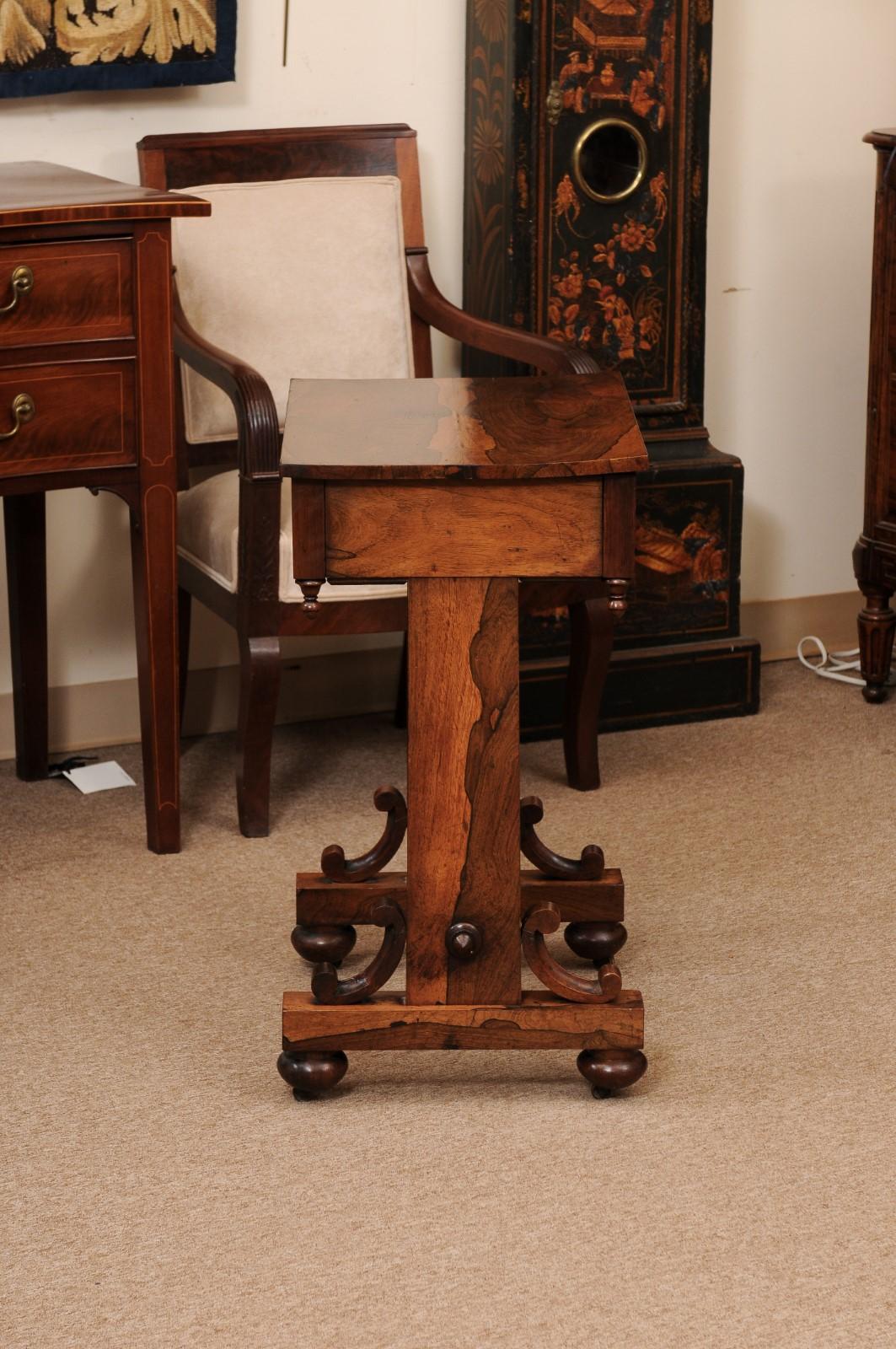 Mesa de trabajo inglesa de palisandro del siglo XIX con cajón, ca. 1840 en venta 2