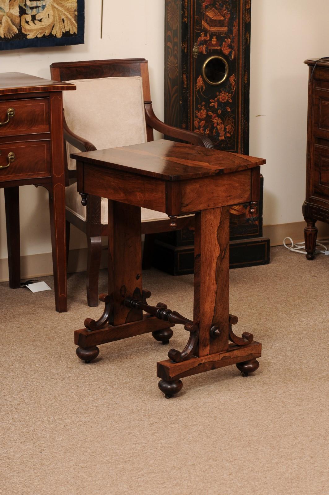 Mesa de trabajo inglesa de palisandro del siglo XIX con cajón, ca. 1840 en venta 3