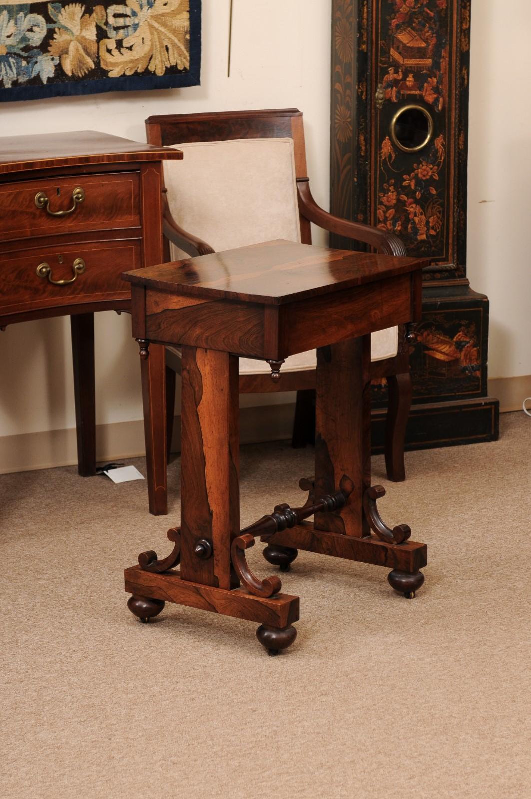 Mesa de trabajo inglesa de palisandro del siglo XIX con cajón, ca. 1840 en venta 5