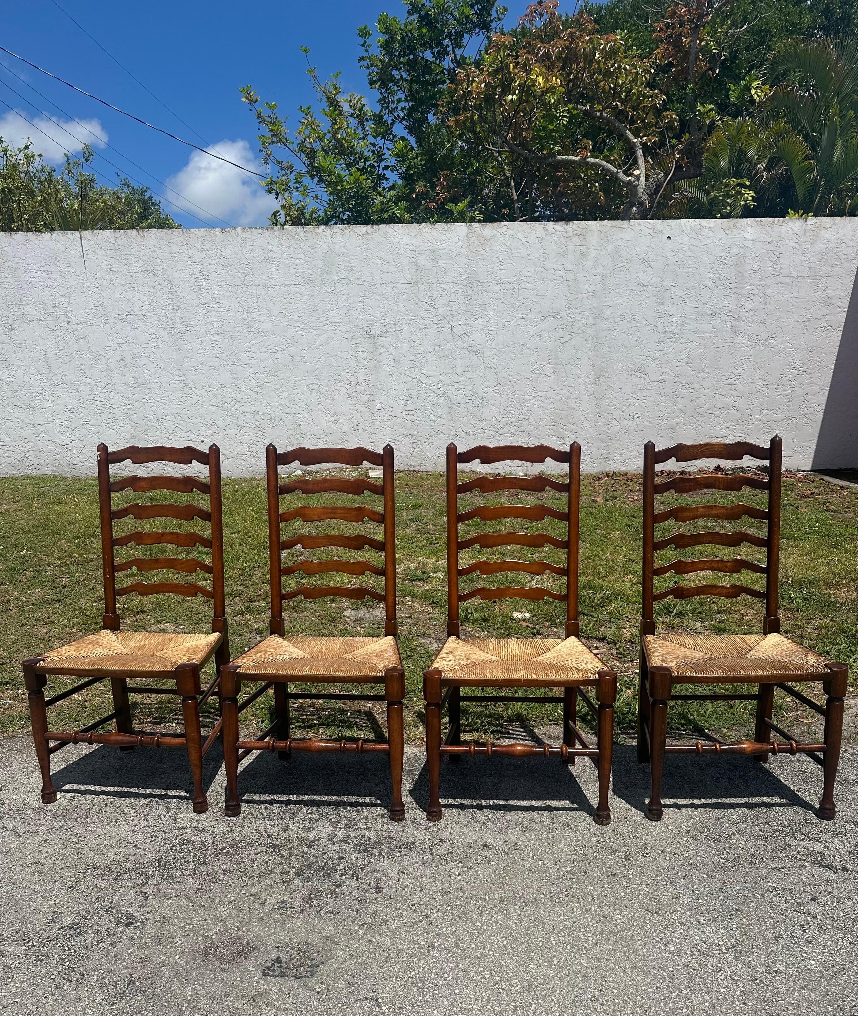 En esta ocasión te ofrecemos una de las sillas y otomana orgánicas de estilo McGuire más impresionantes y raras que puedas esperar encontrar. El diseño es extraordinario en todas partes. ¡Este precioso conjunto es una pieza única y llena de