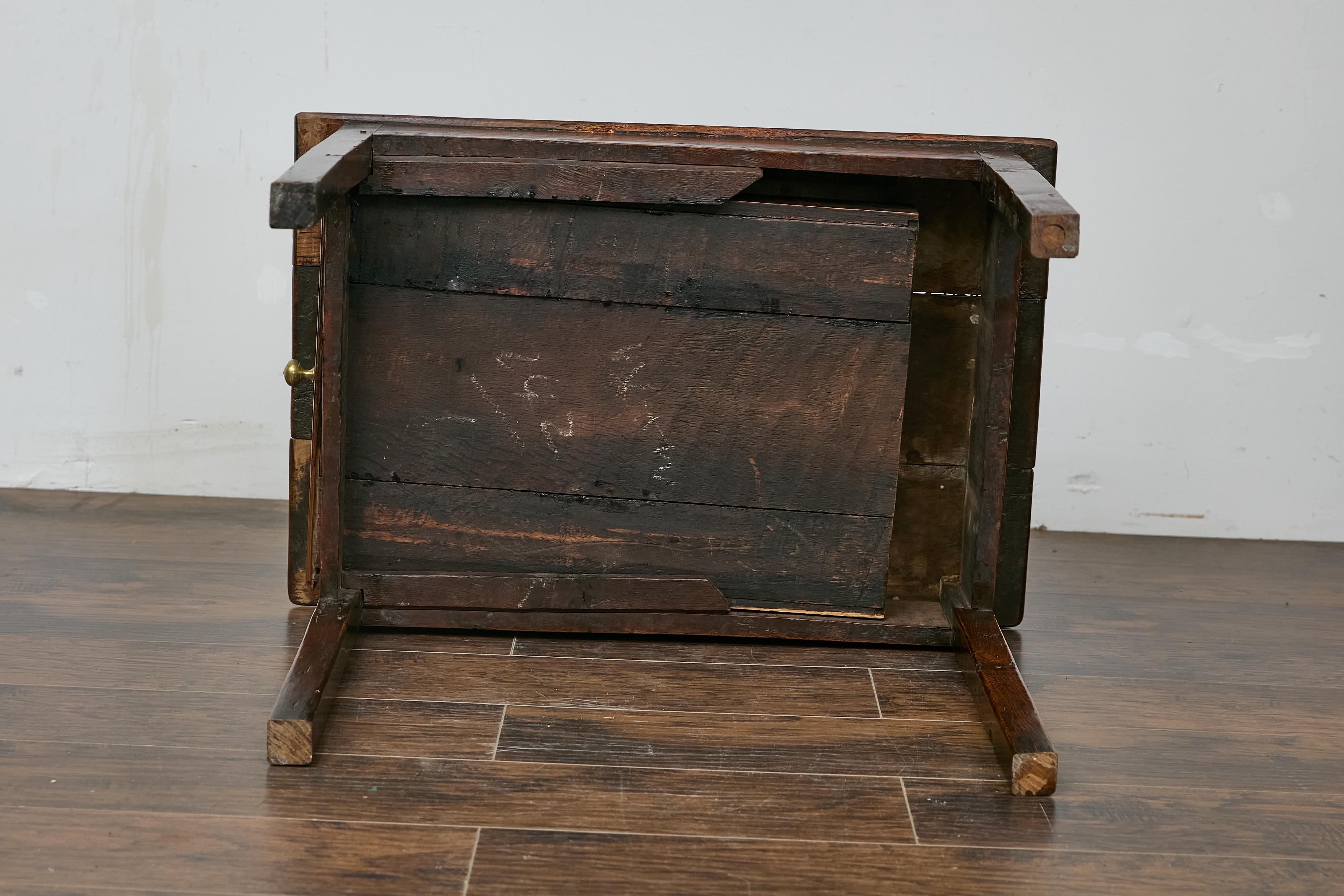 Table d'appoint anglaise rustique du 19ème siècle avec plateau à plantes et un seul tiroir en vente 4