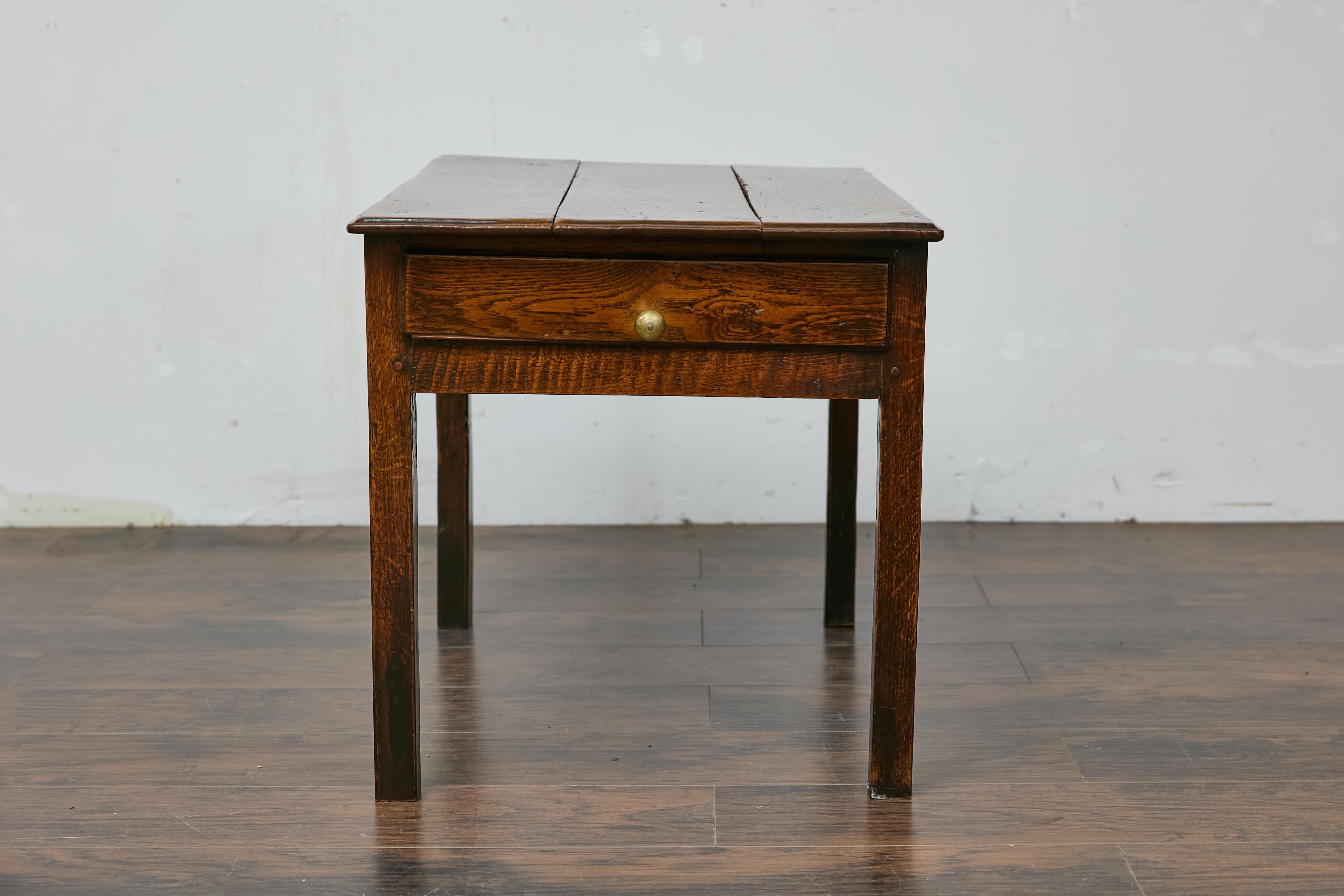 Table d'appoint en chêne anglais du 19e siècle, avec un plateau rectangulaire, un seul tiroir et des pieds droits. Cette table d'appoint en chêne anglais du XIXe siècle dégage un charme rustique avec son plateau rectangulaire en planches, son tiroir