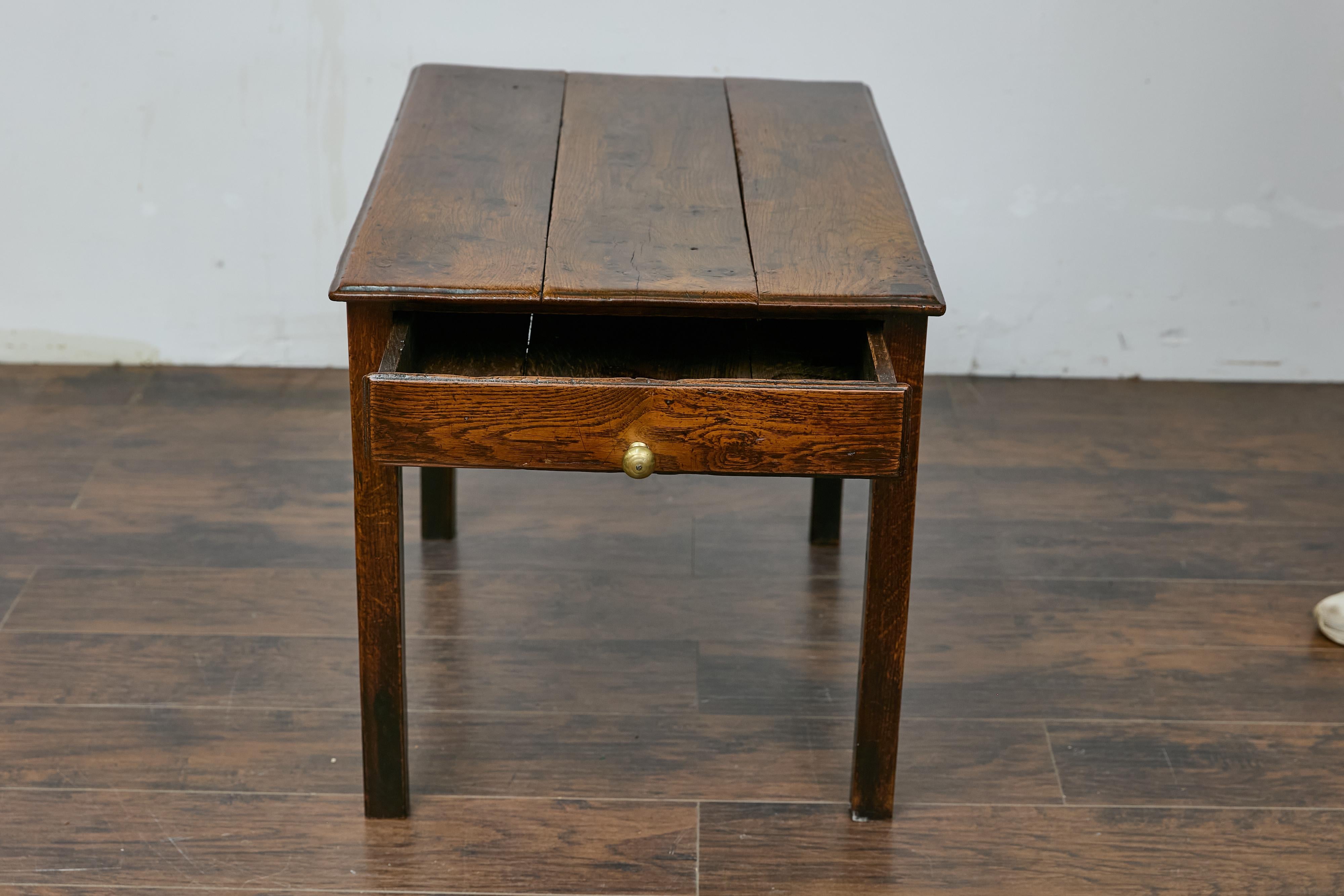 Anglais Table d'appoint anglaise rustique du 19ème siècle avec plateau à plantes et un seul tiroir en vente