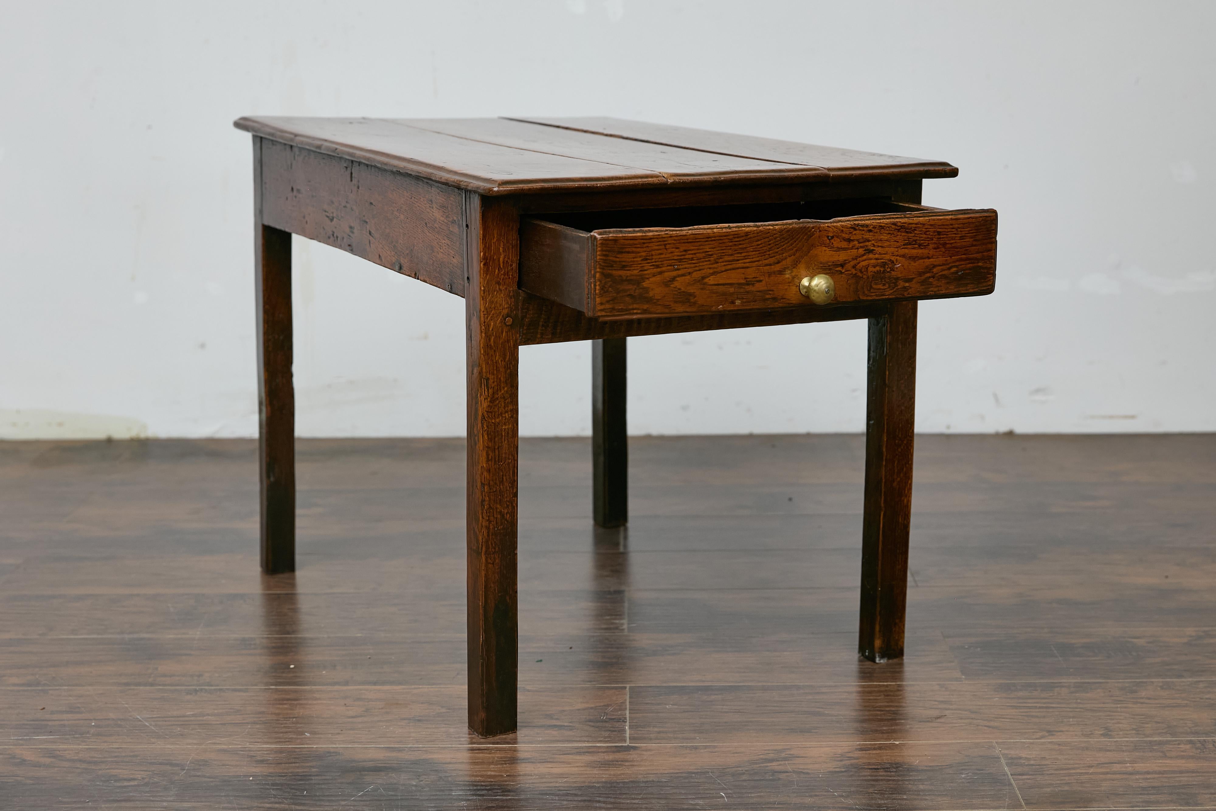 Table d'appoint anglaise rustique du 19ème siècle avec plateau à plantes et un seul tiroir Bon état - En vente à Atlanta, GA