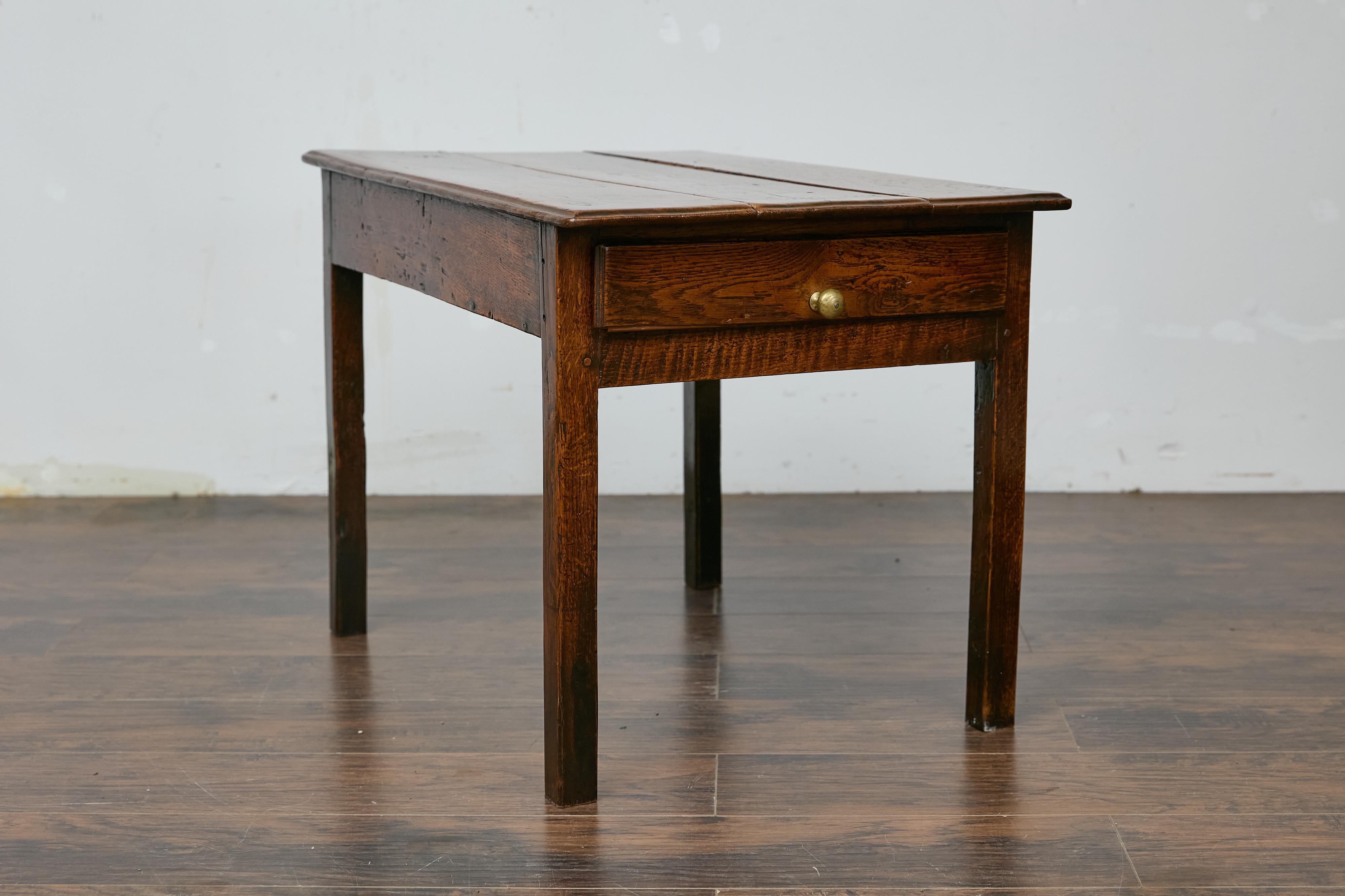 XIXe siècle Table d'appoint anglaise rustique du 19ème siècle avec plateau à plantes et un seul tiroir en vente