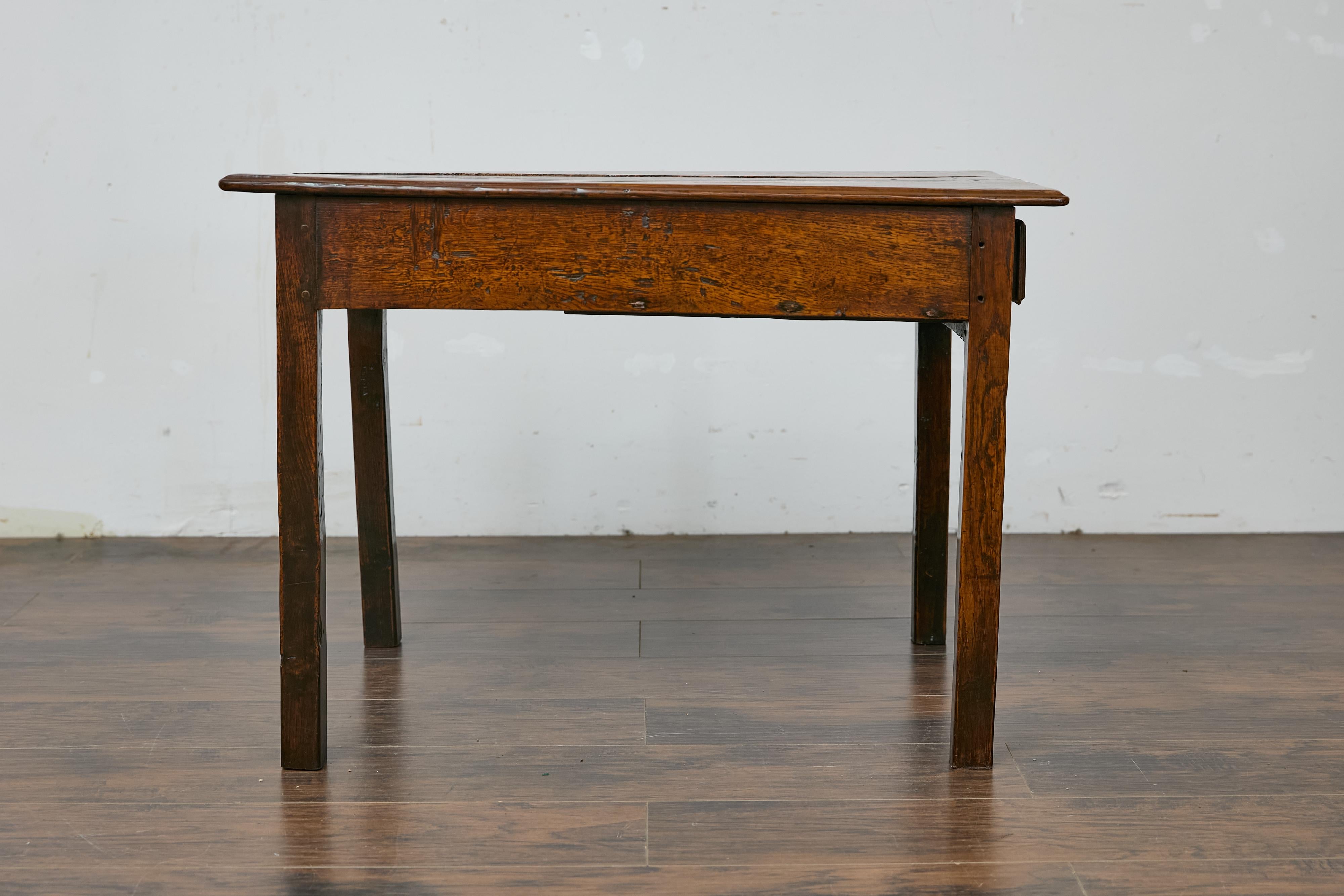 Laiton Table d'appoint anglaise rustique du 19ème siècle avec plateau à plantes et un seul tiroir en vente