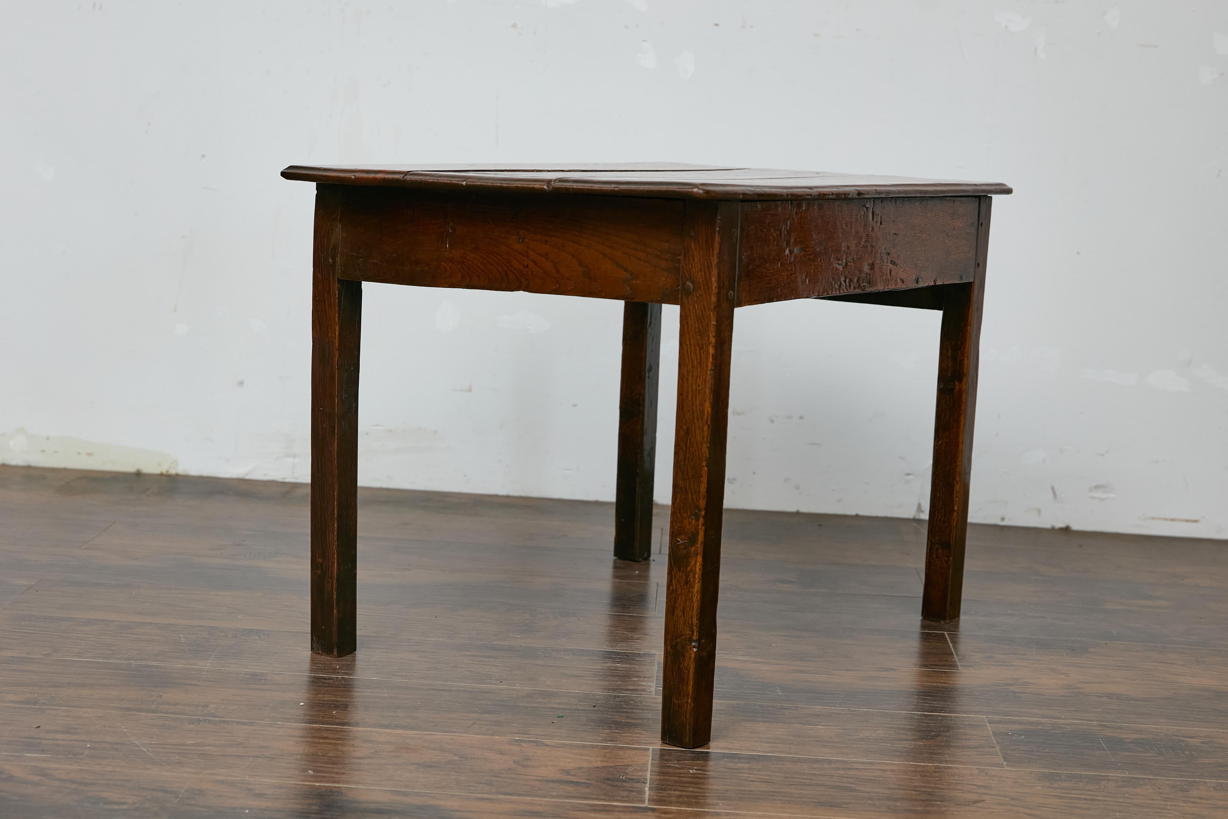 Table d'appoint anglaise rustique du 19ème siècle avec plateau à plantes et un seul tiroir en vente 1