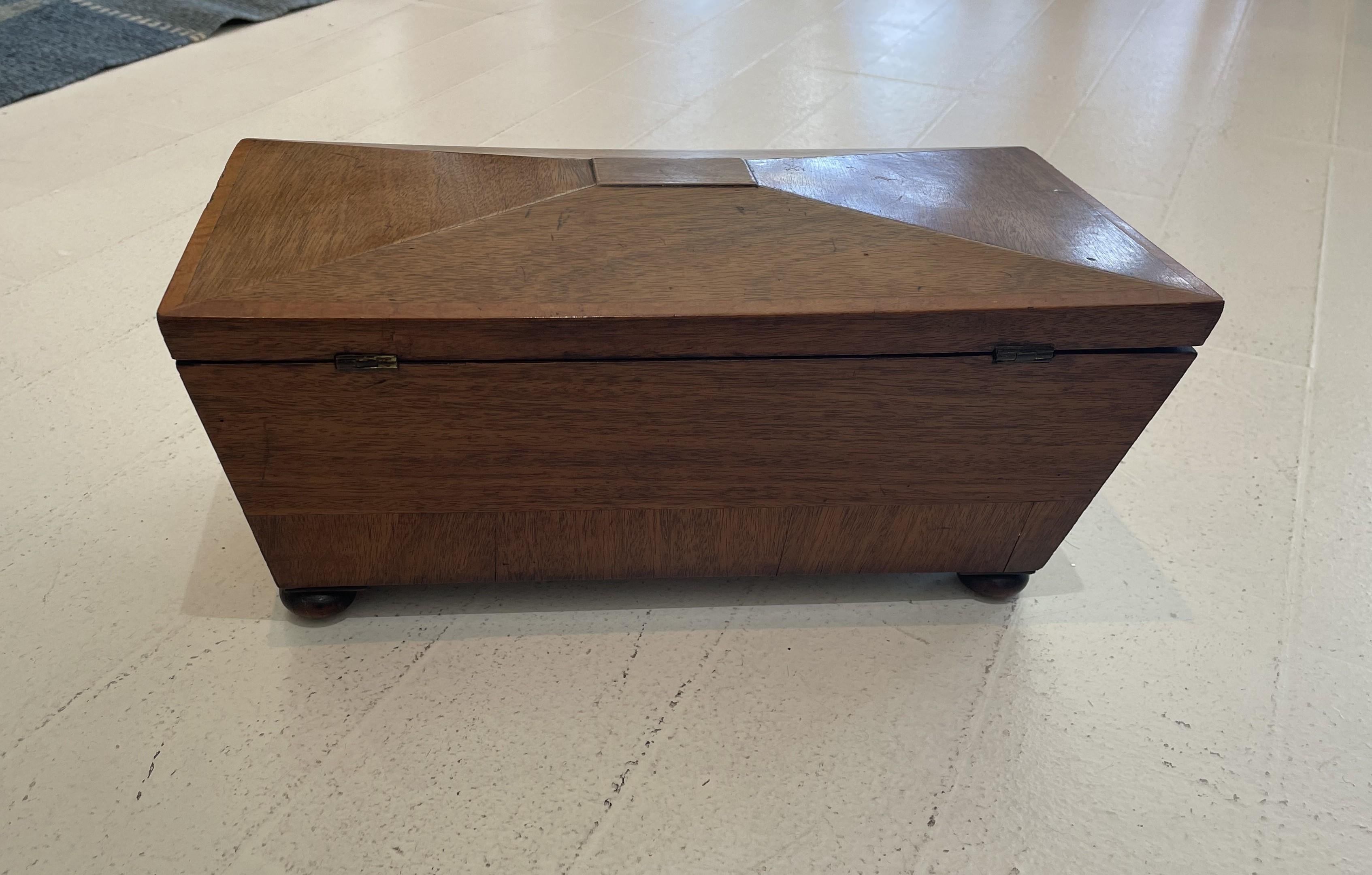 Boîte à bijoux anglaise du 19ème siècle en forme de sarcophage Bon état - En vente à West Palm Beach, FL
