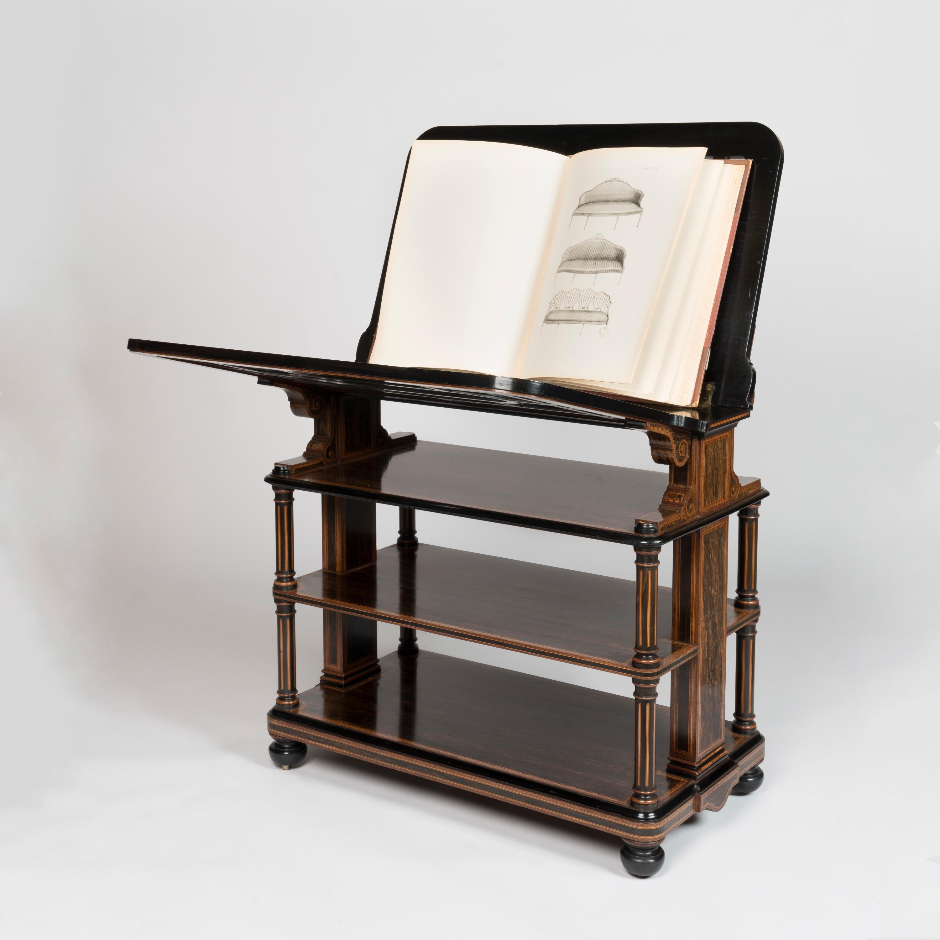 Un soporte para folios de Coromandel y madera de satén
Firmemente atribuido a Jackson & Graham

Construido con madera de coromandel ricamente labrada y listada con madera de satén y madreselva de Nueva Zelanda, el atril folio tiene dos apoyos