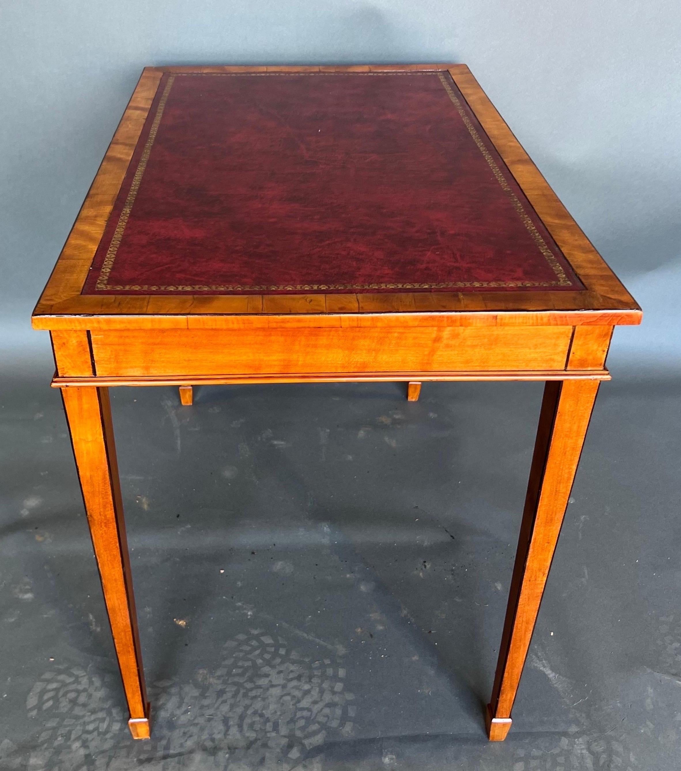 Cuir Table anglaise du 19ème siècle en bois de satin et cuir en vente