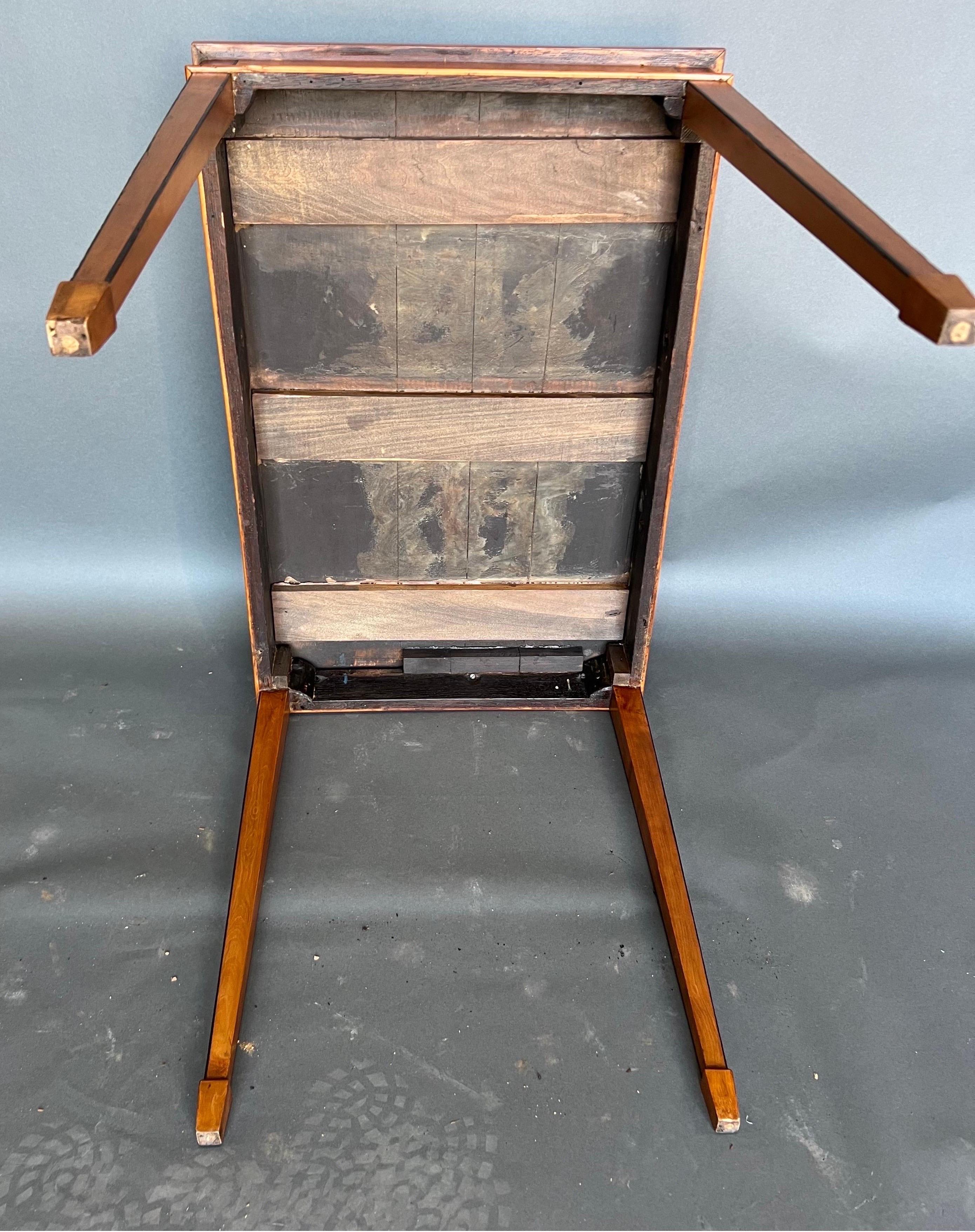 Table anglaise du 19ème siècle en bois de satin et cuir en vente 1