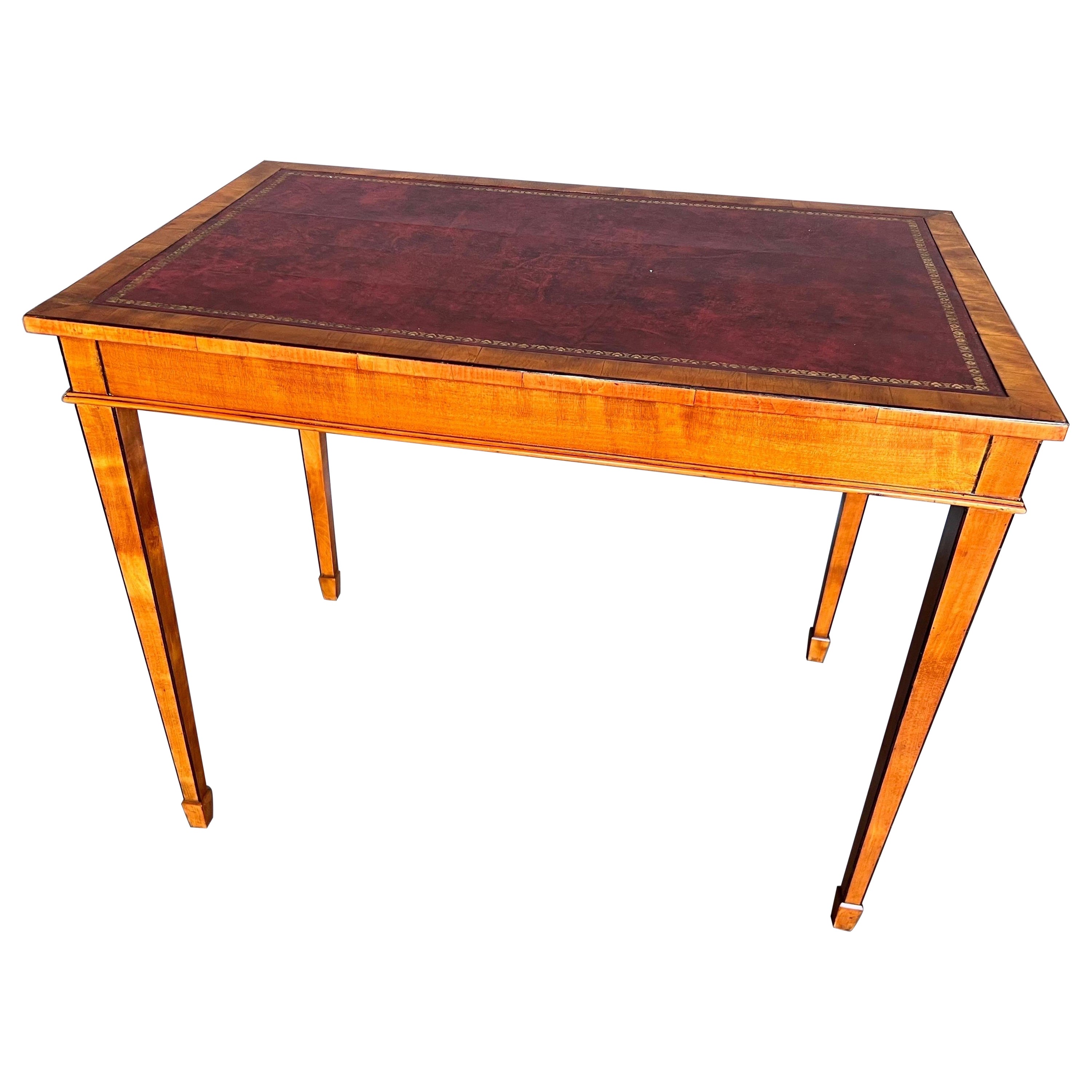 Mesa inglesa del siglo XIX de madera satinada y cuero