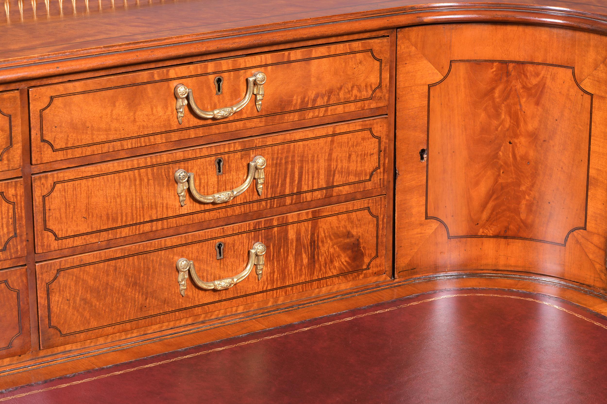 19th Century English Satinwood Carlton House Desk Attributed to Gillows In Excellent Condition For Sale In Dublin, IE
