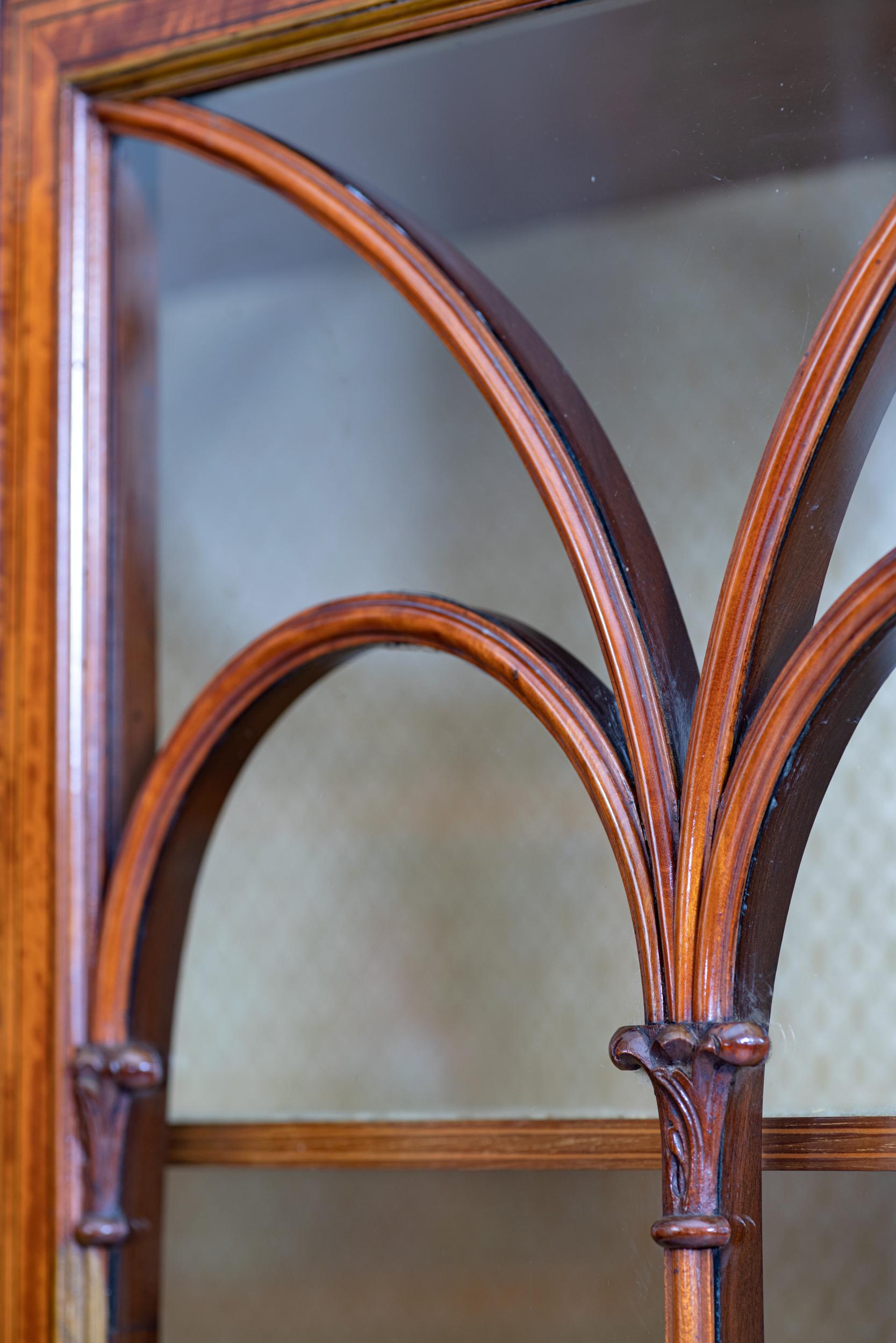 Vetrina inglese del XIX secolo in legno di raso con timbro Holland & Sons in vendita 5